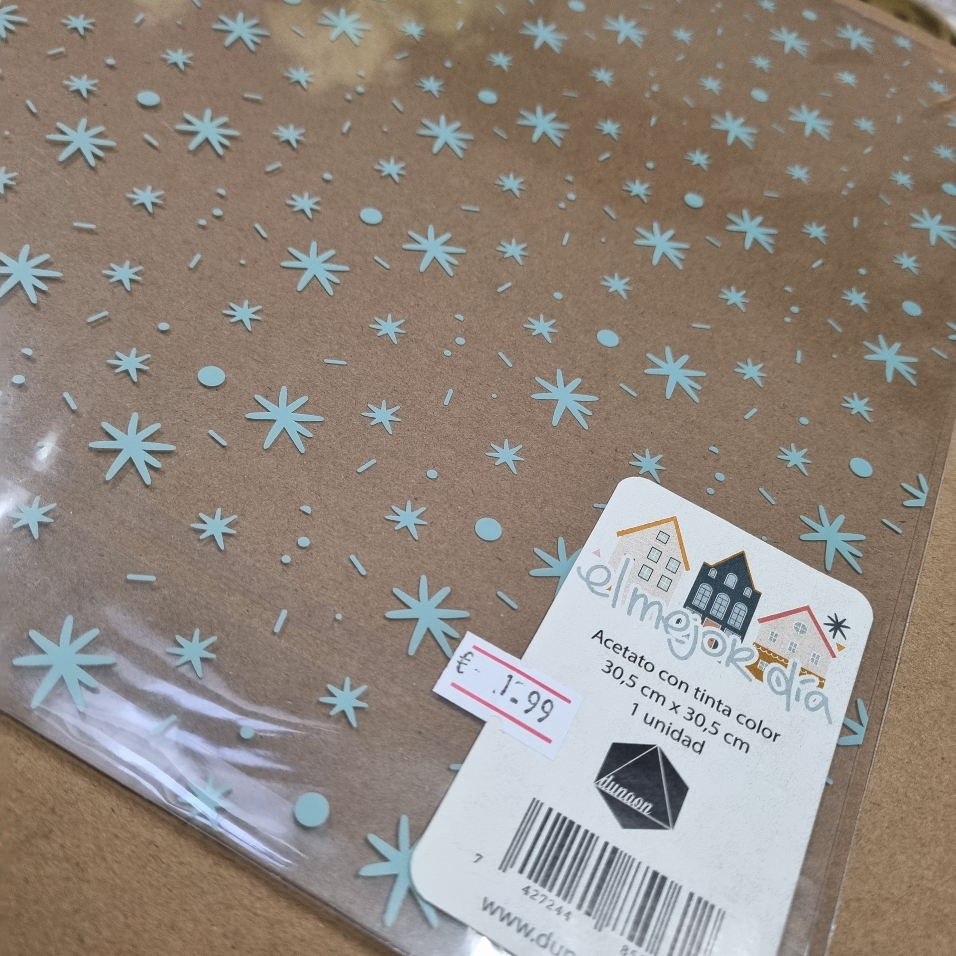 Folha com padrão de estrelas azuis em fundo castanho com etiqueta de embalagem
