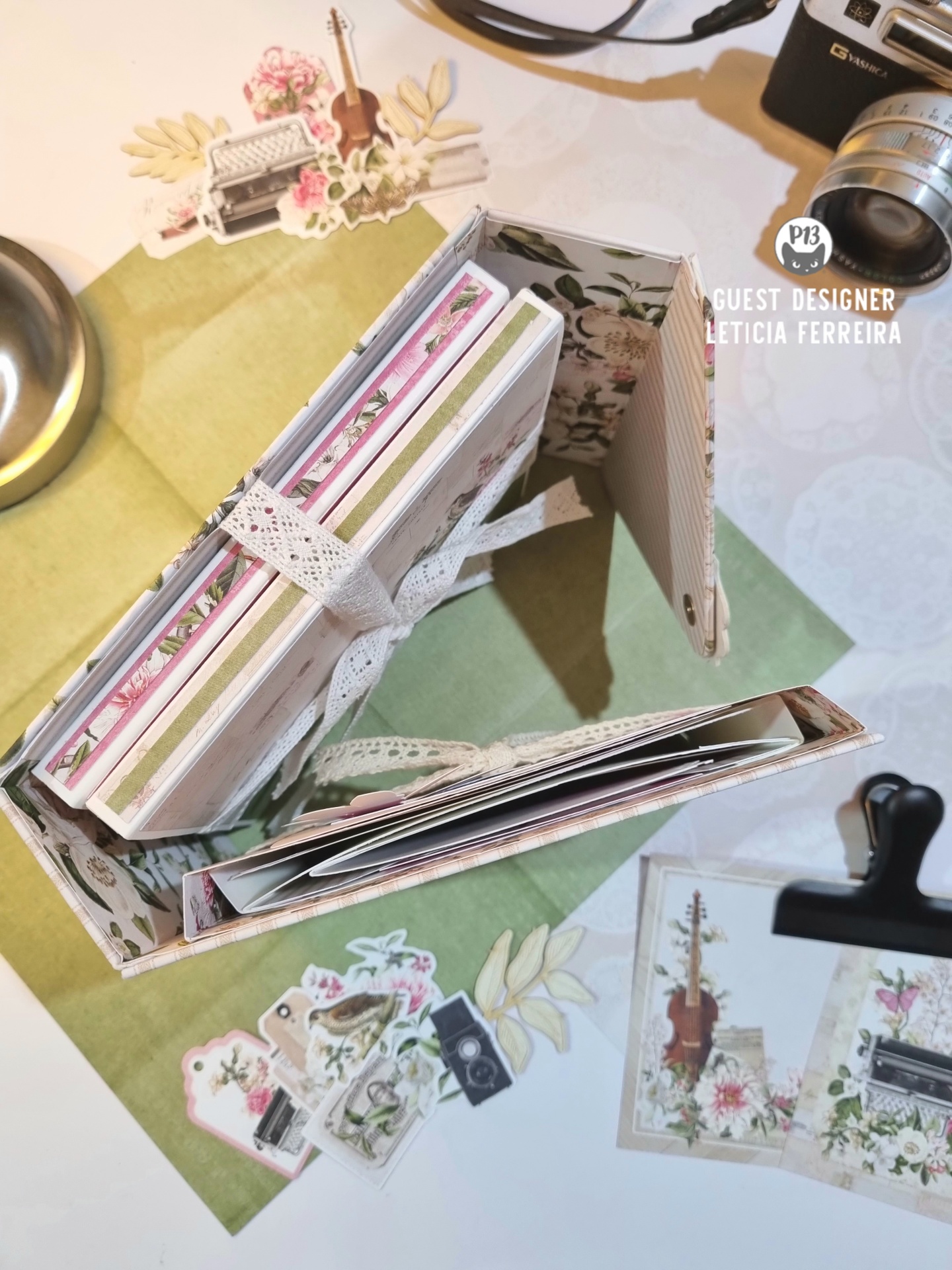 Caixa organizadora com cadernos decorados e folhas decorativas de papel
