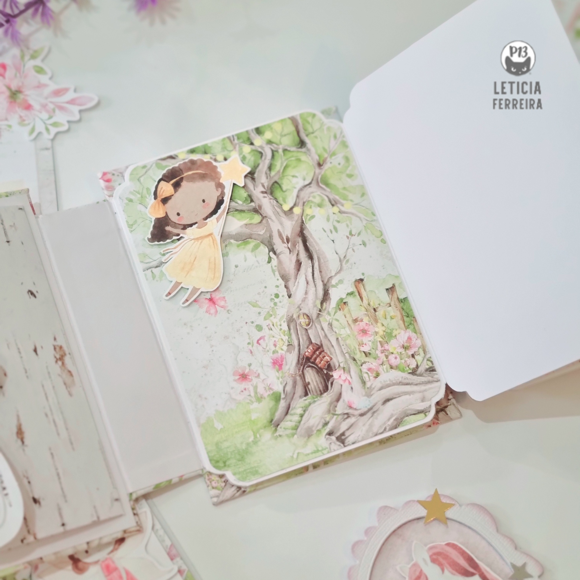 Caderno ilustrado com fada e árvore em aquarela