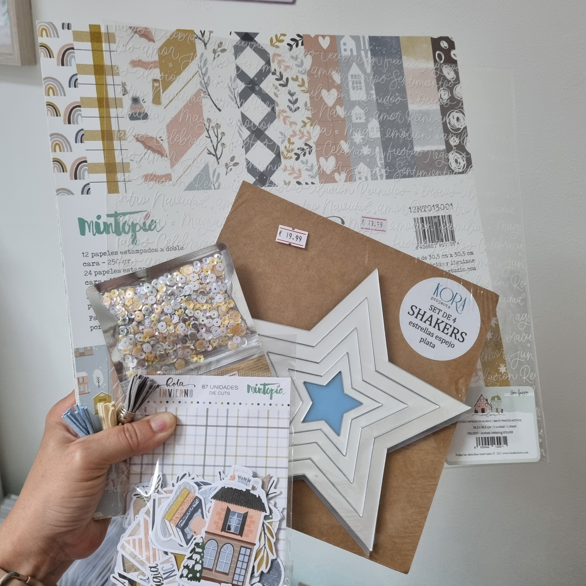 Materiais de papelaria e decoração para artesanato com papéis estampados, shakers em forma de estrelas e lantejoulas