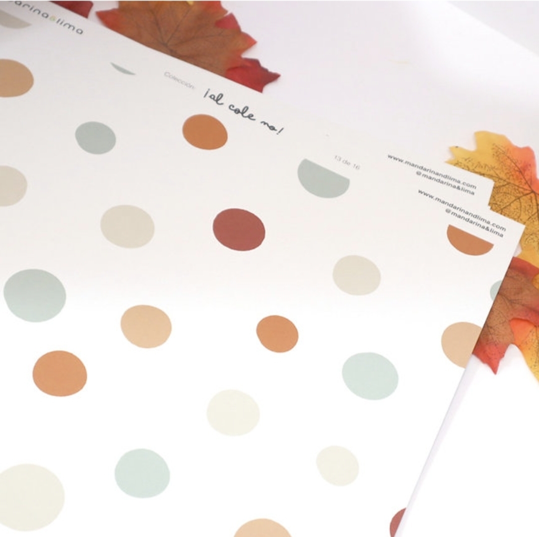 Papel decorativo com bolinhas coloridas sobre folhas artificiais de outono