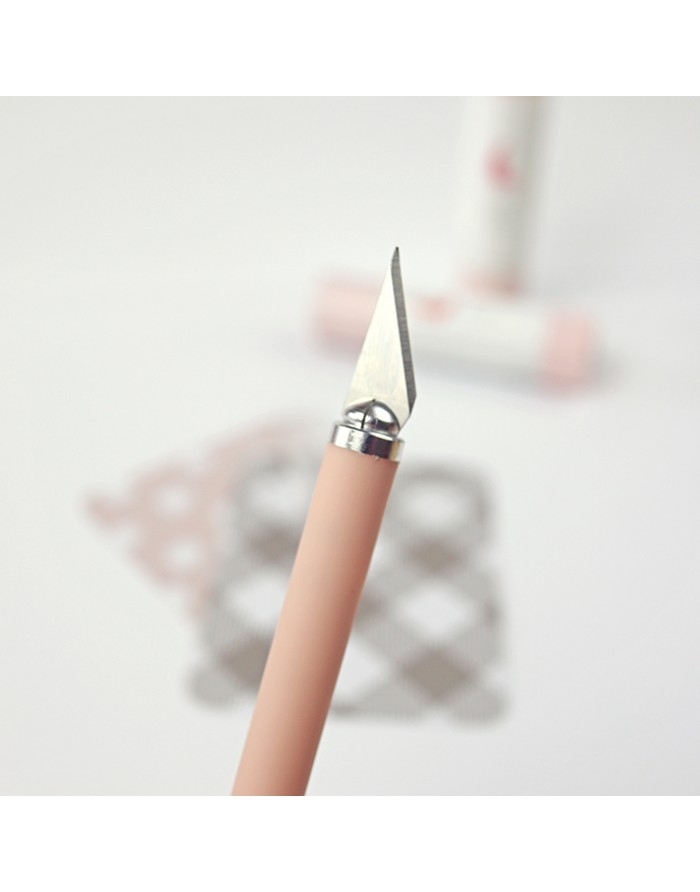 Faca de precisão com cabo cor de malva e lâmina metálica afiada