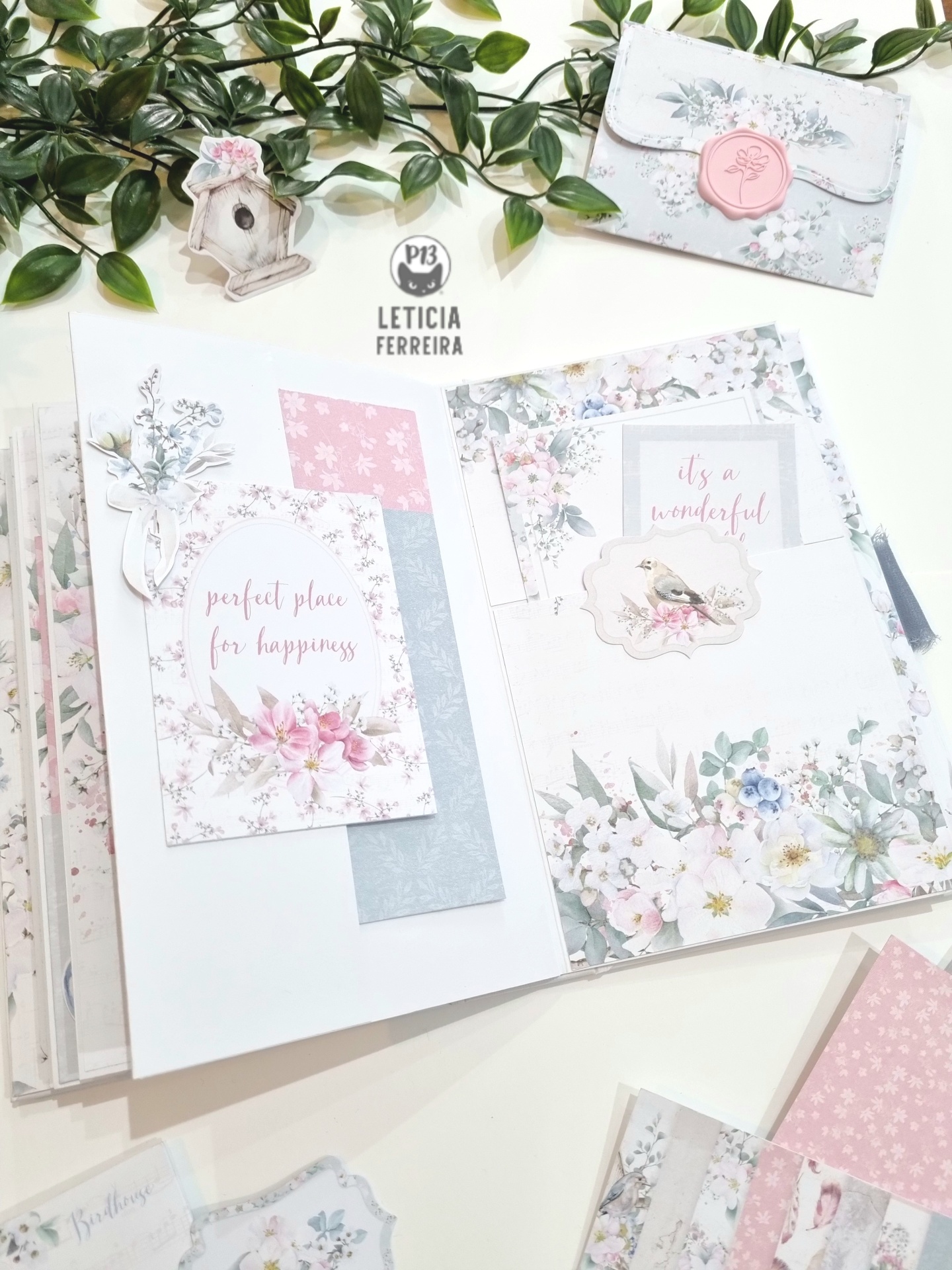 Papelaria floral em tons pastel com textos inspiradores e selo decorativo rosa.