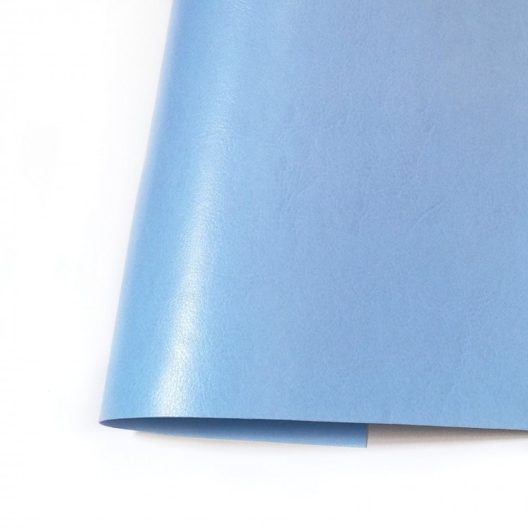 Folha de material azul claro dobrada