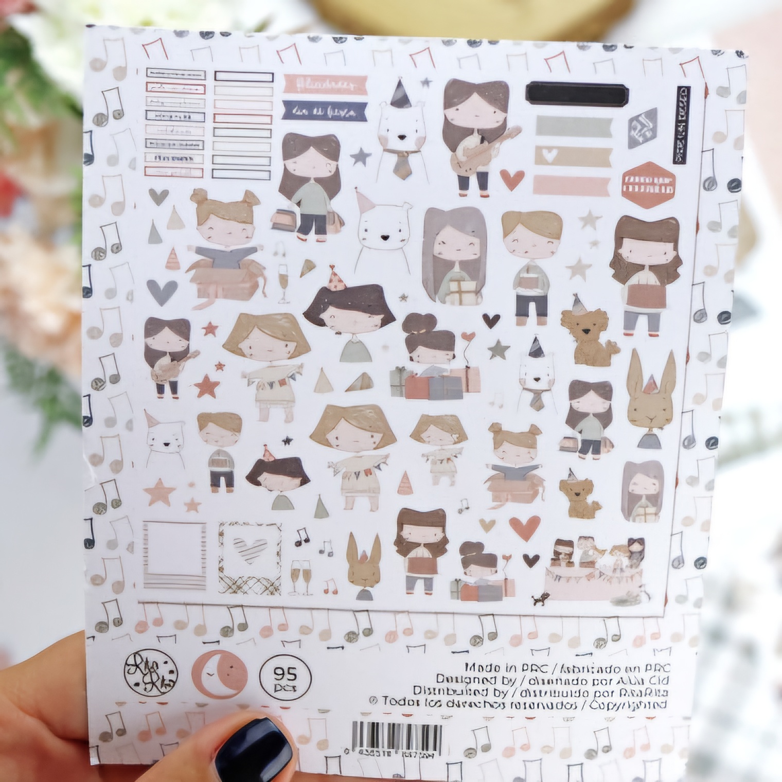 Folha de autocolantes com desenhos de personagens infantis e animais em tons pastel