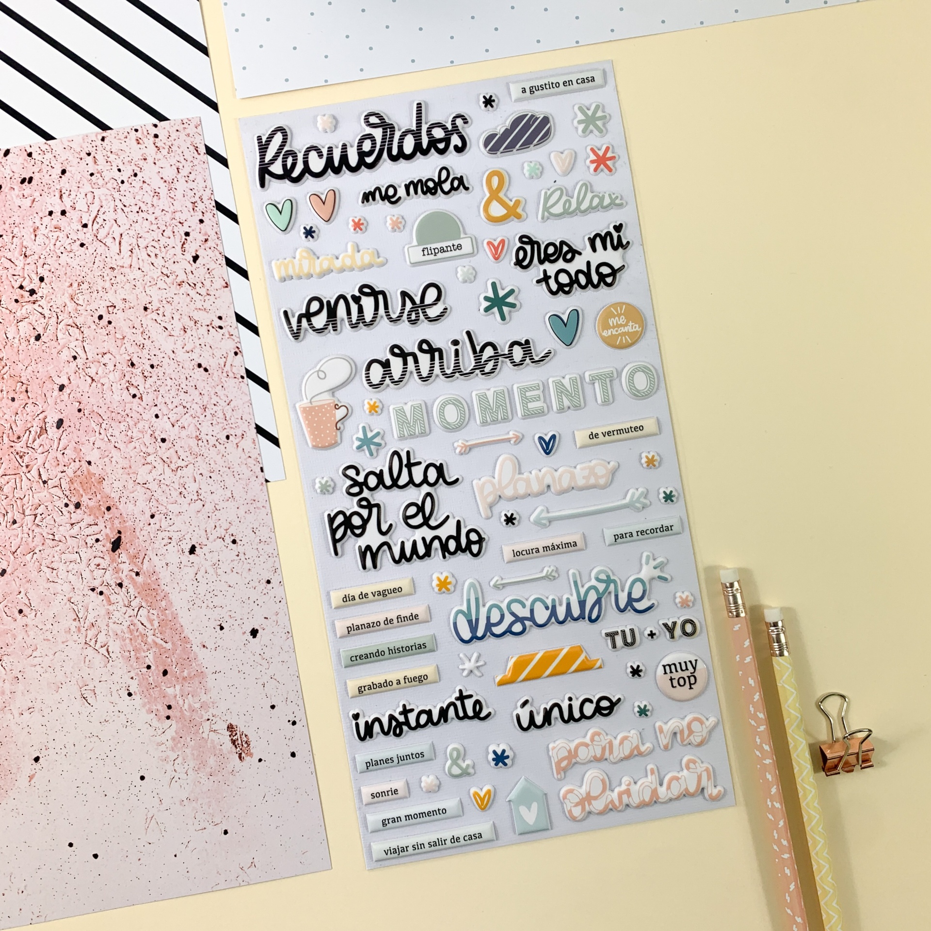 Folha de adesivos com frases em espanhol e elementos decorativos coloridos