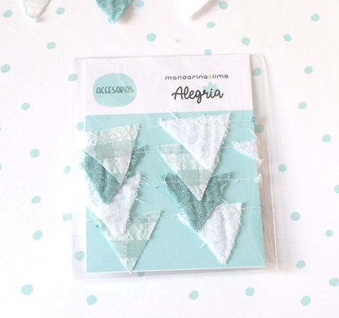 Acessórios de tecido triangulares branco e verde água em cartão azul claro com texto