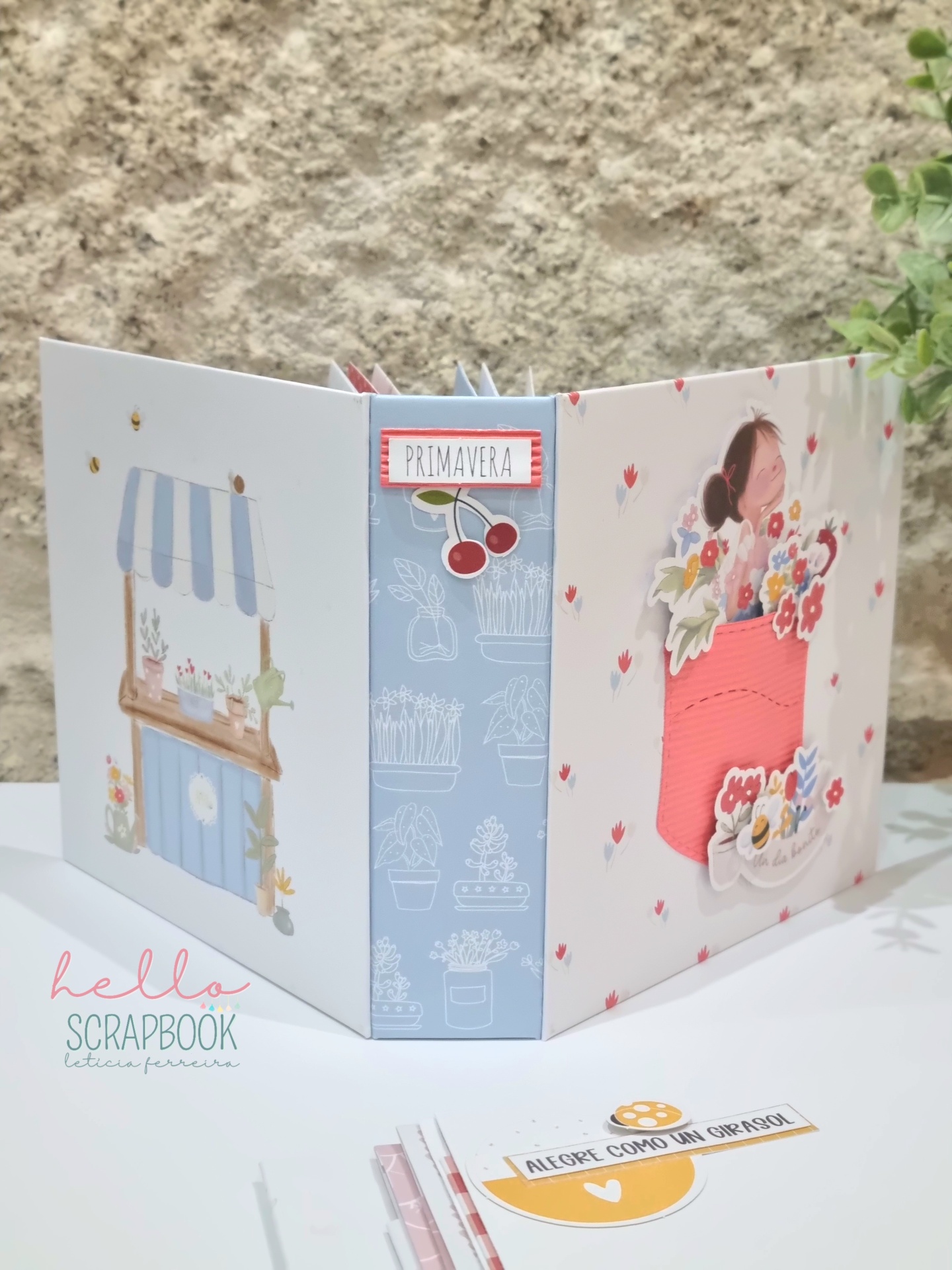 Álbum scrapbook com capa decorada, design primaveril e etiqueta PRIMAVERA
