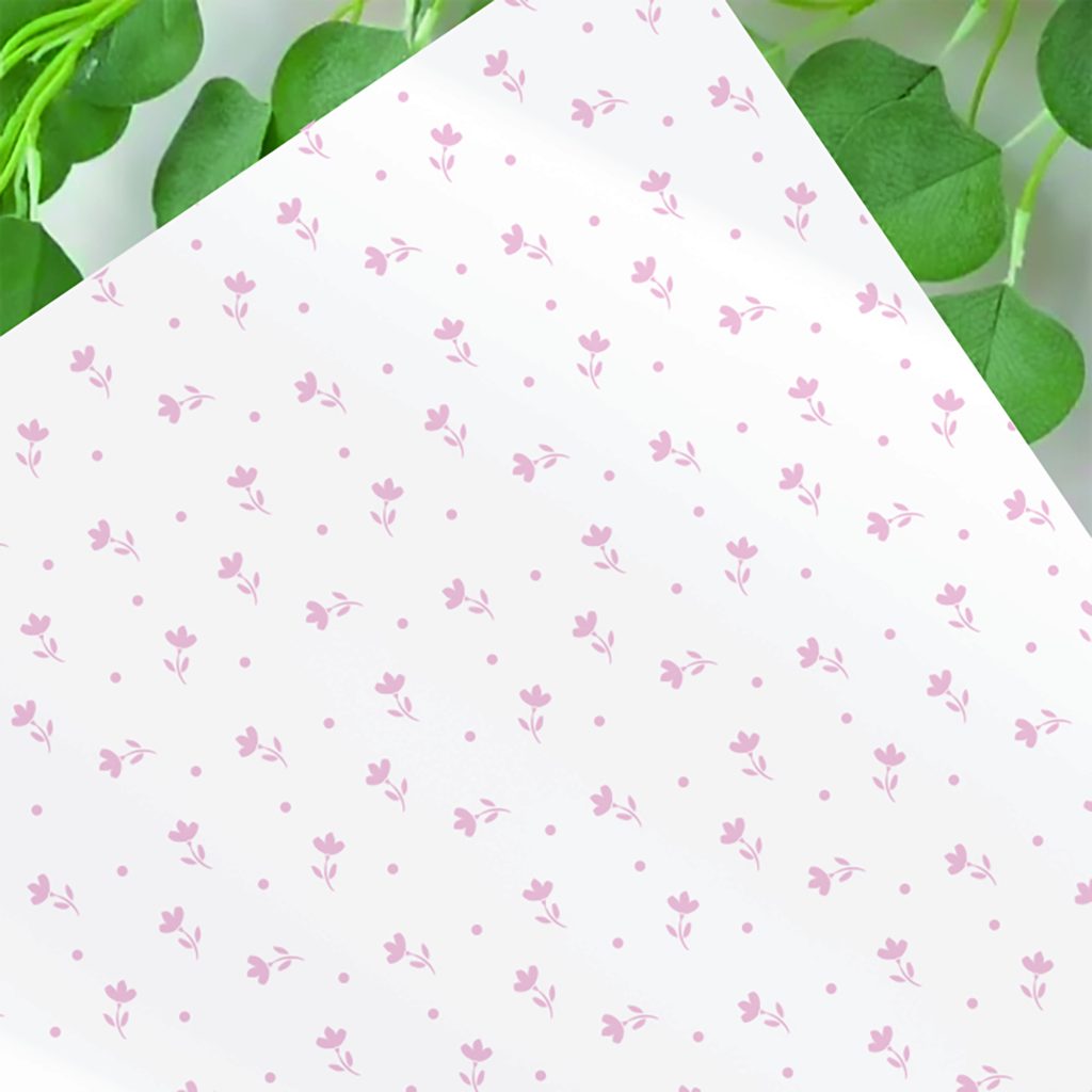 Folha de papel branca com padrão de pequenas flores cor-de-rosa