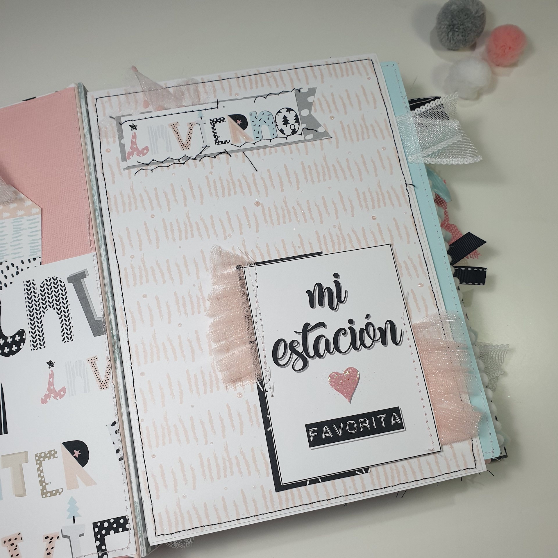 Página de álbum de scrapbook decorada com texto e padrões em tons rosa e azul