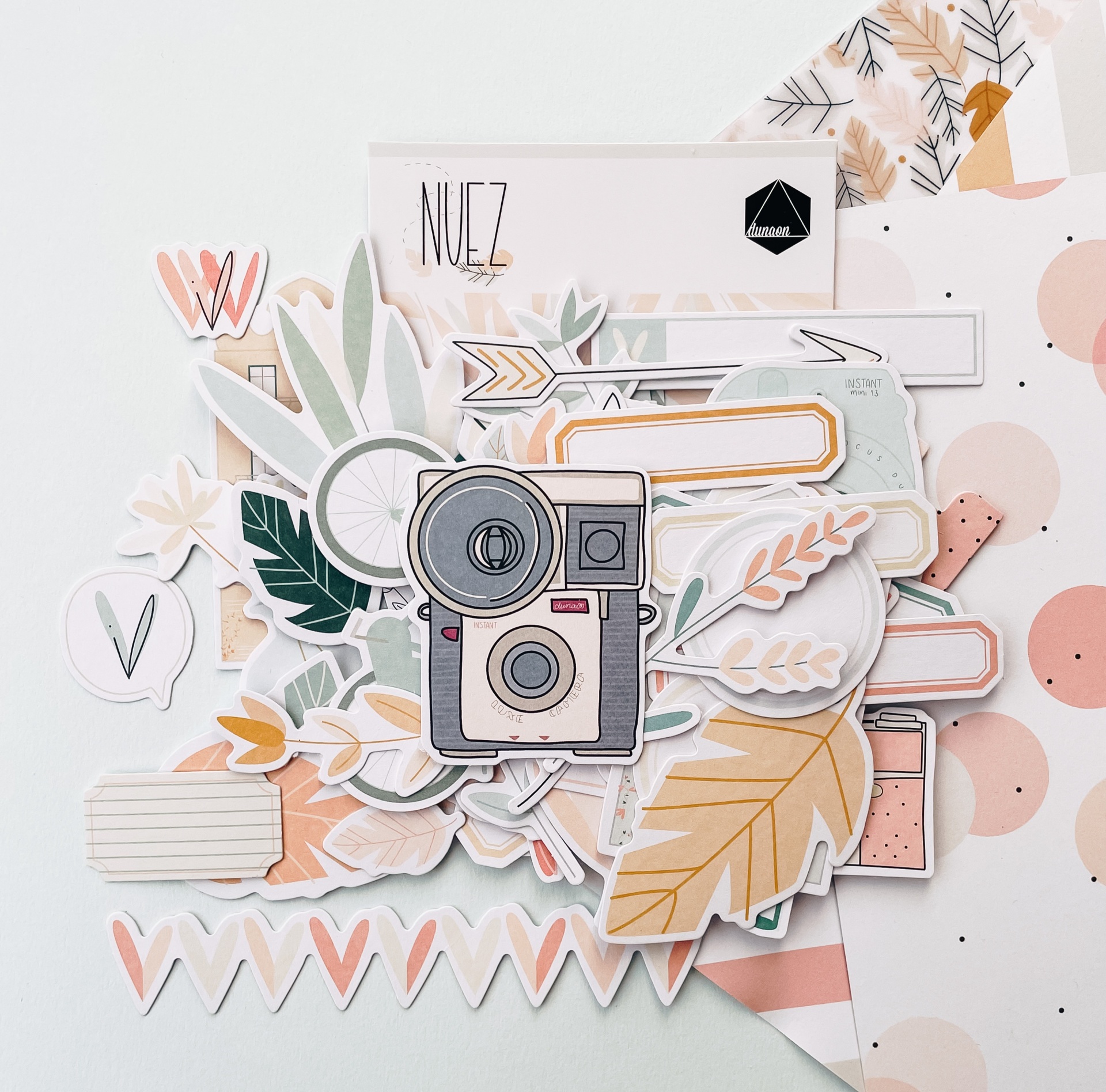 Etiquetas autocolantes decorativas coloridas em tons pastel