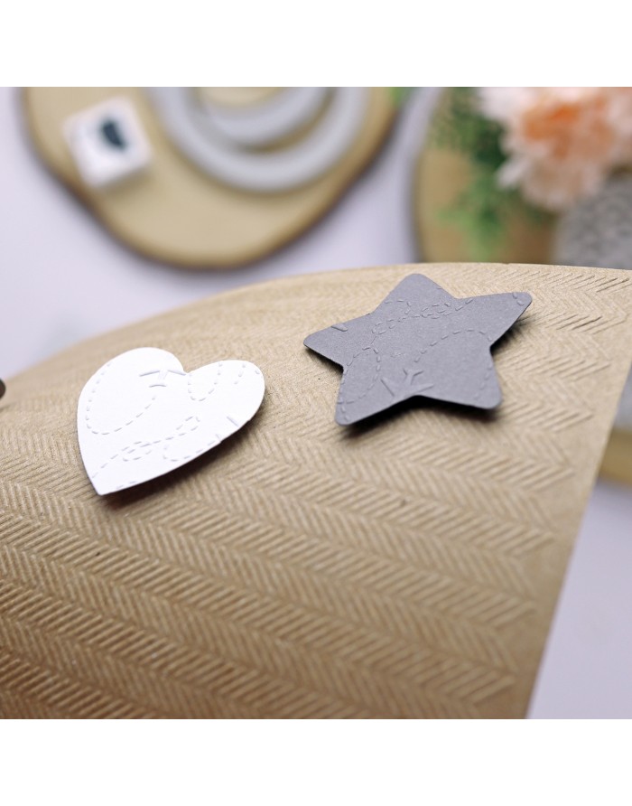 Autocolantes coração branco e estrela cinzenta em tecido bege