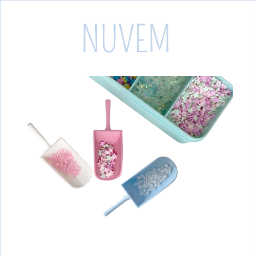 Três pás coloridas com confetes de estrelas e círculos e uma caixa organizadora azul contendo confetes