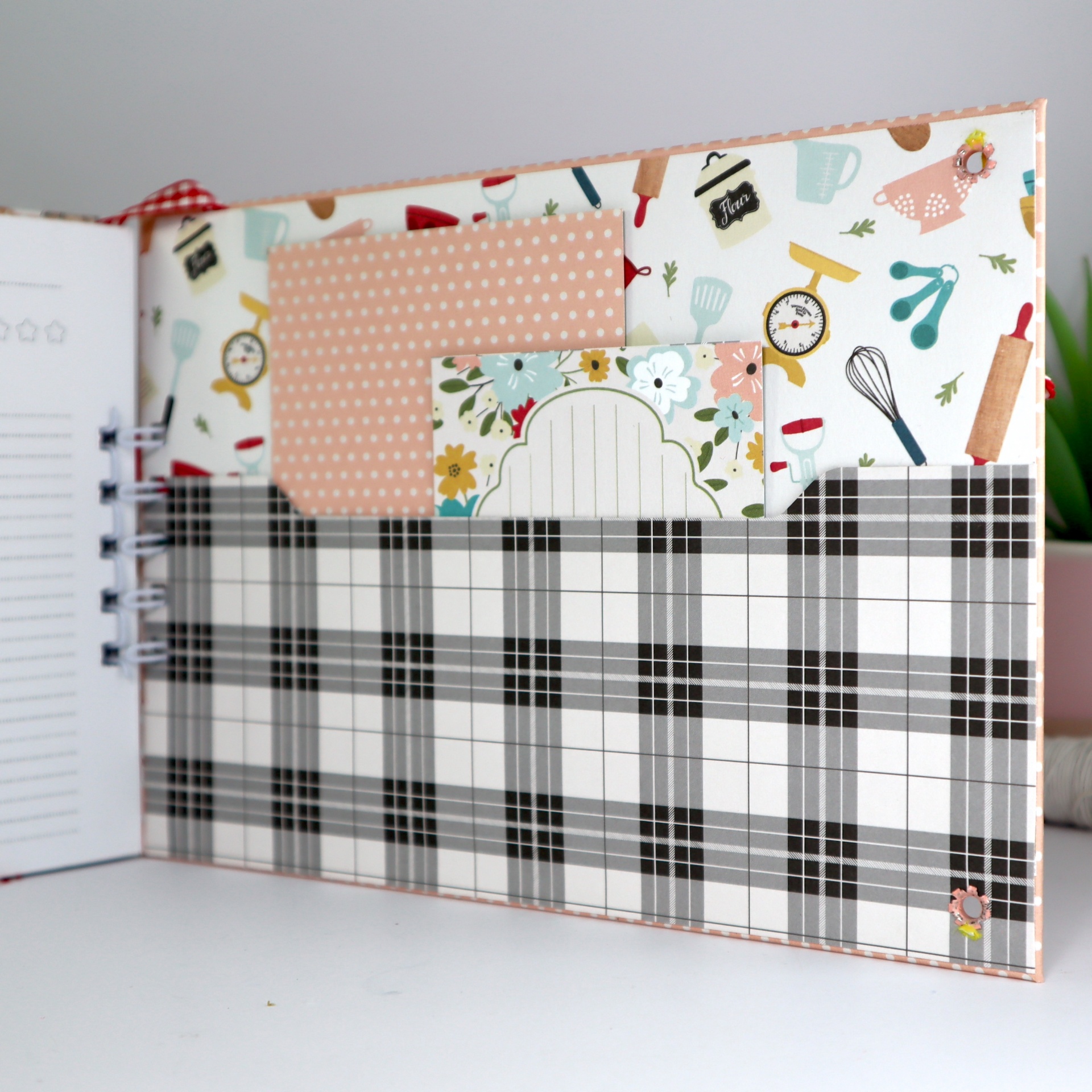 Organizador de papelaria com padrões decorativos e xadrez em capa de caderno