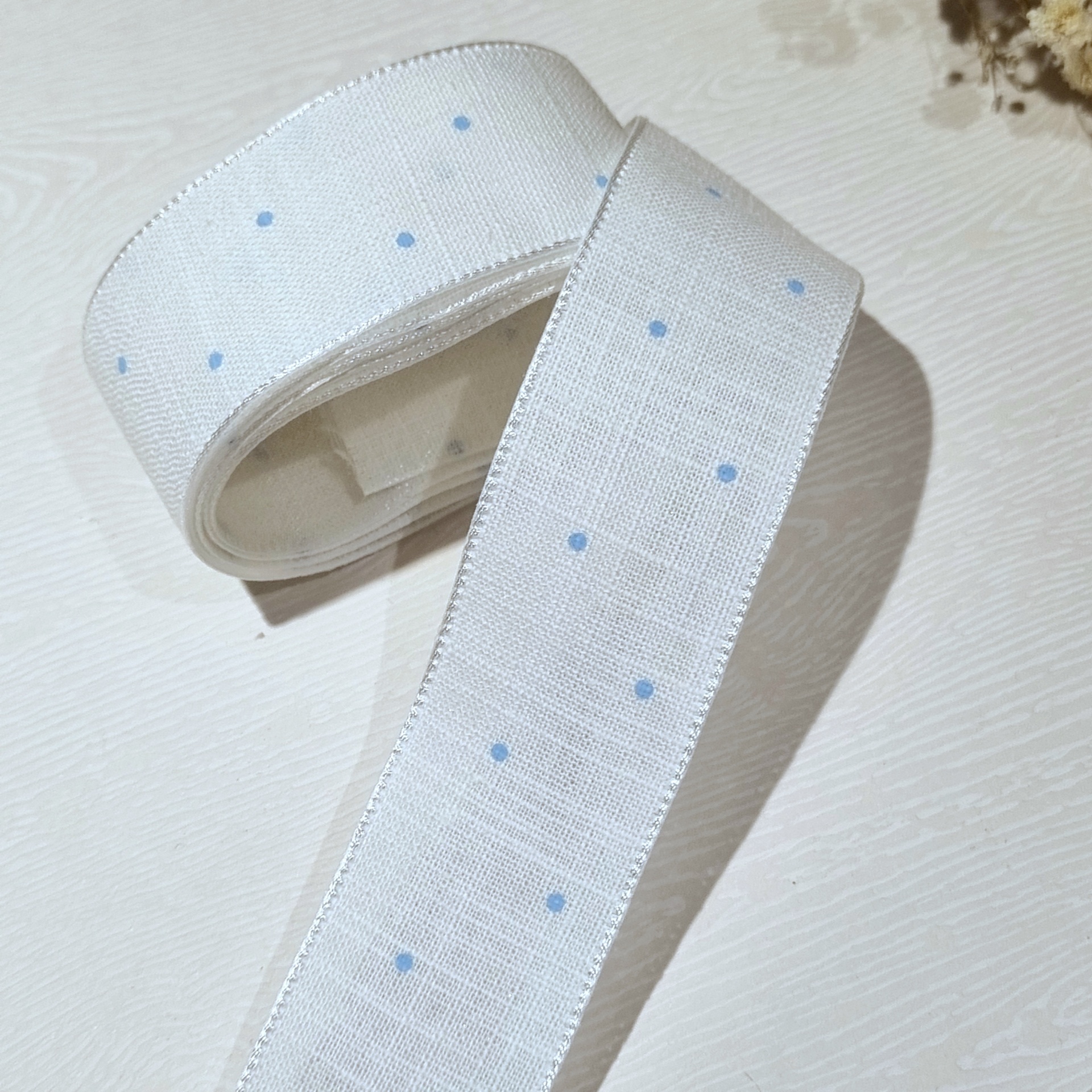 Fita branca com bolinhas azuis
