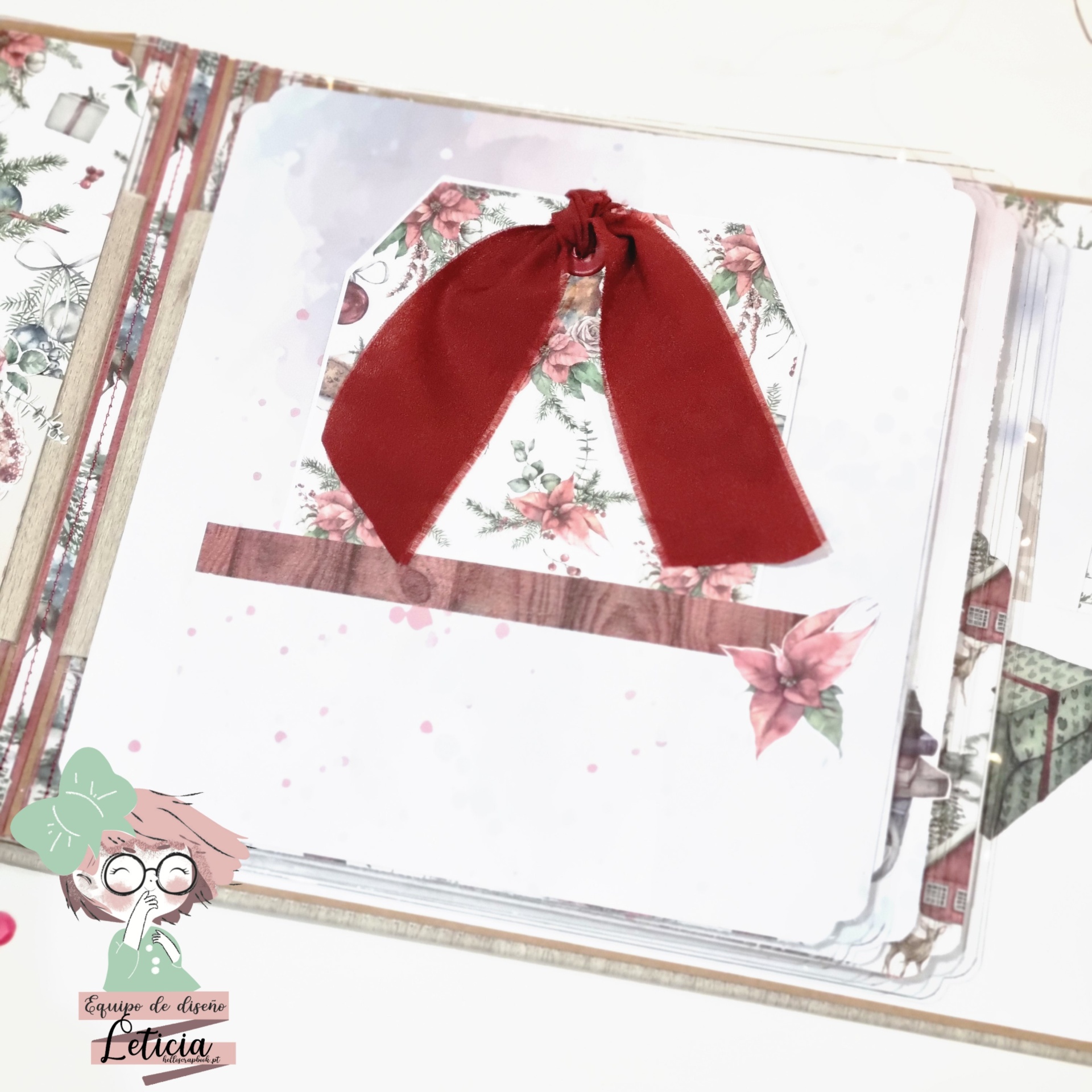 Cartão decorativo com laço vermelho e padrão floral