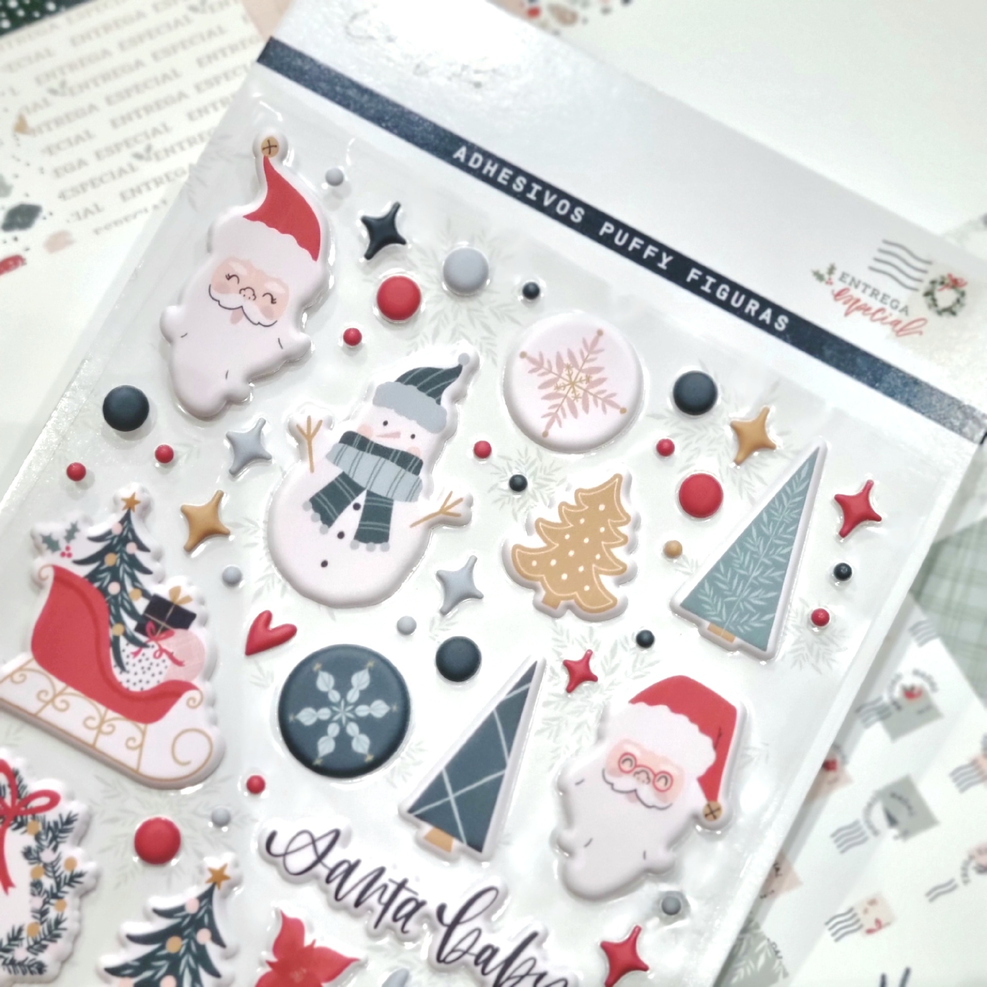 Adesivos natalinos em formato puffy com Papai Noel, boneco de neve e árvores