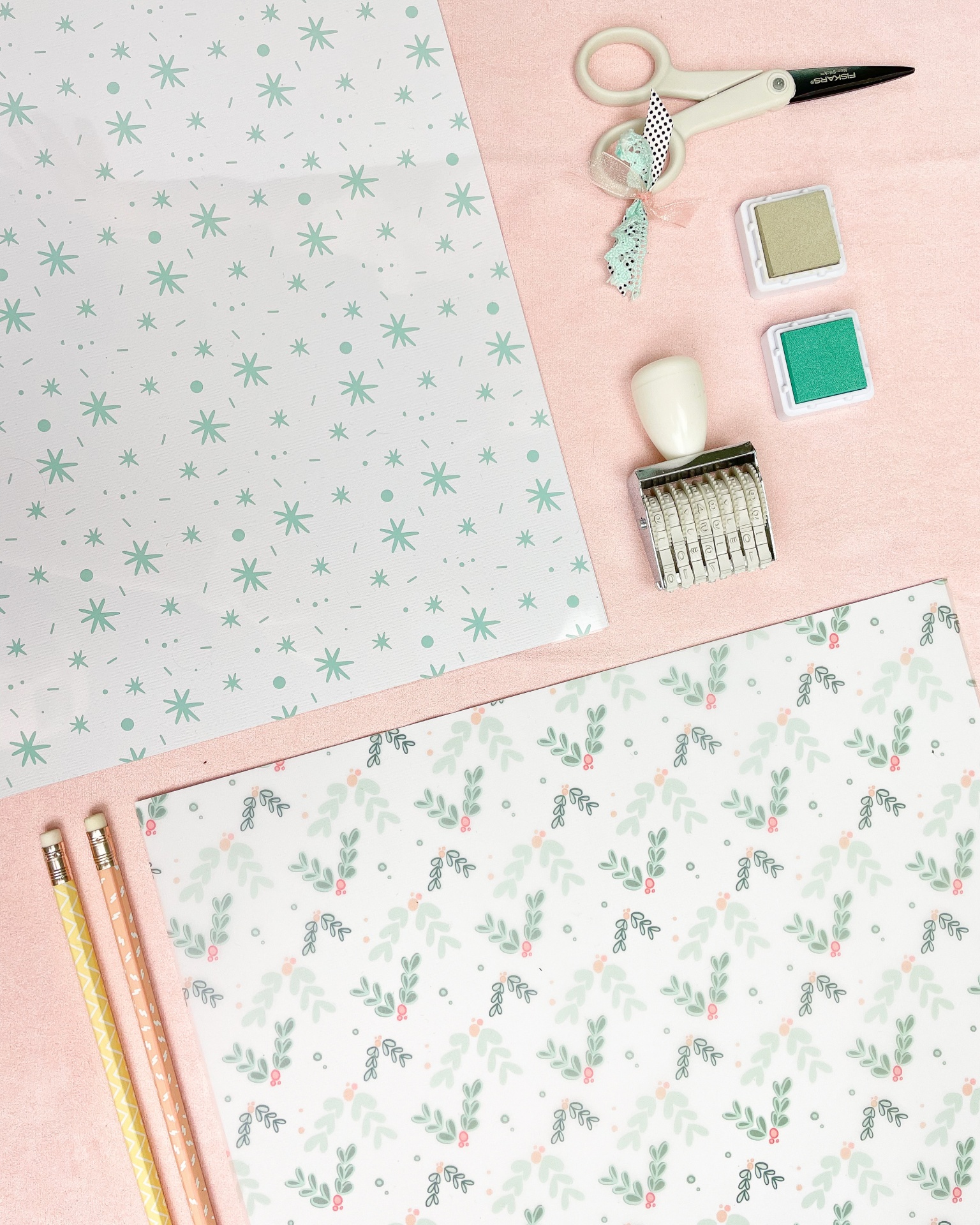 Materiais de papelaria com padrões de Natal sobre fundo rosa