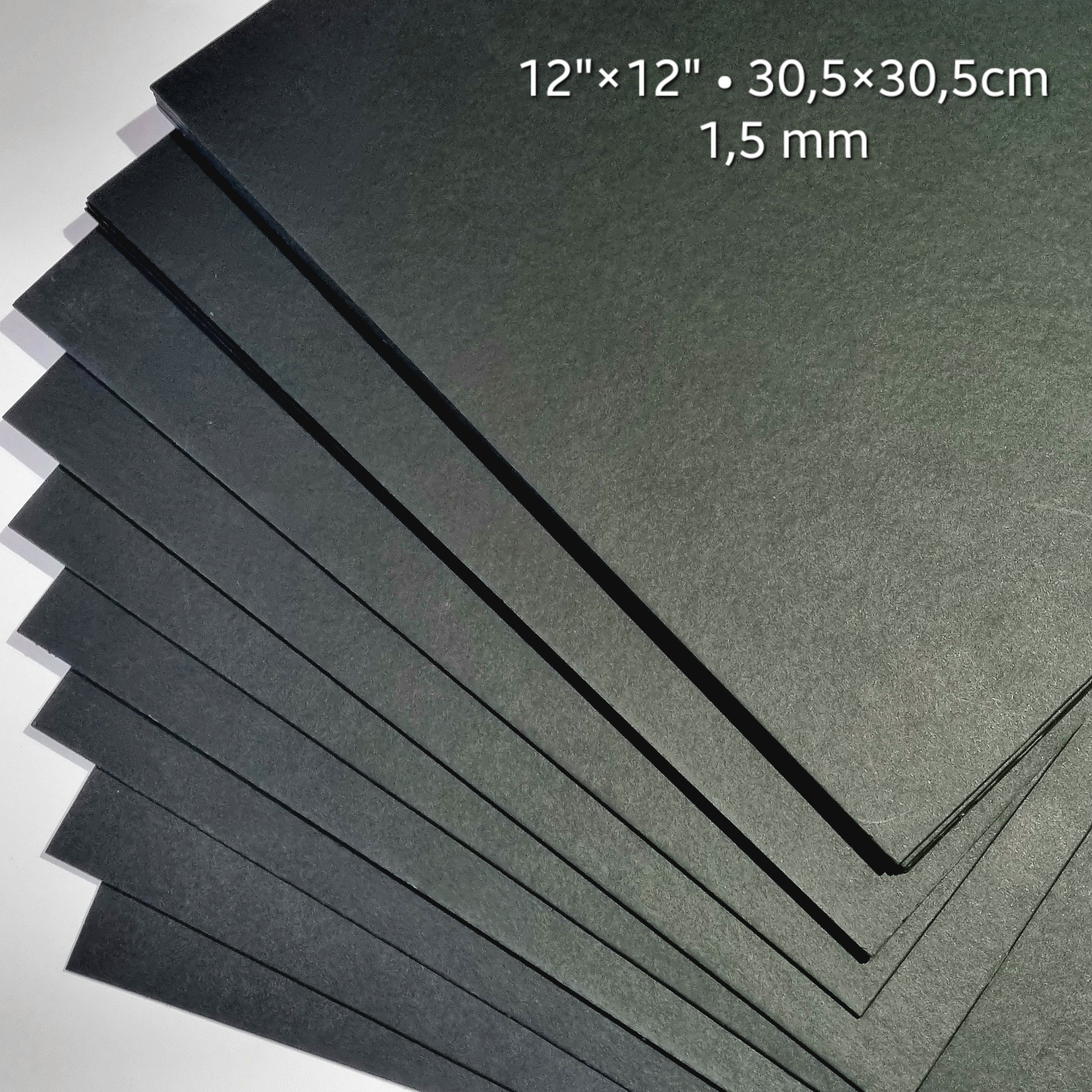 Folhas pretas de papel ou cartolina em leque com texto de dimensões e espessura.