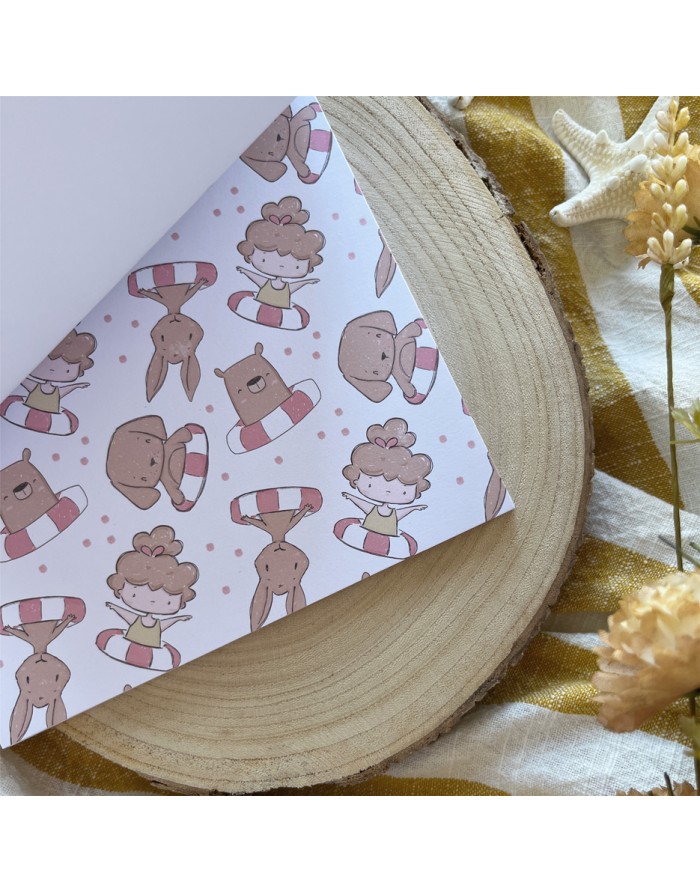 Folha decorativa com padrão de desenhos animados sobre madeira e toalha.