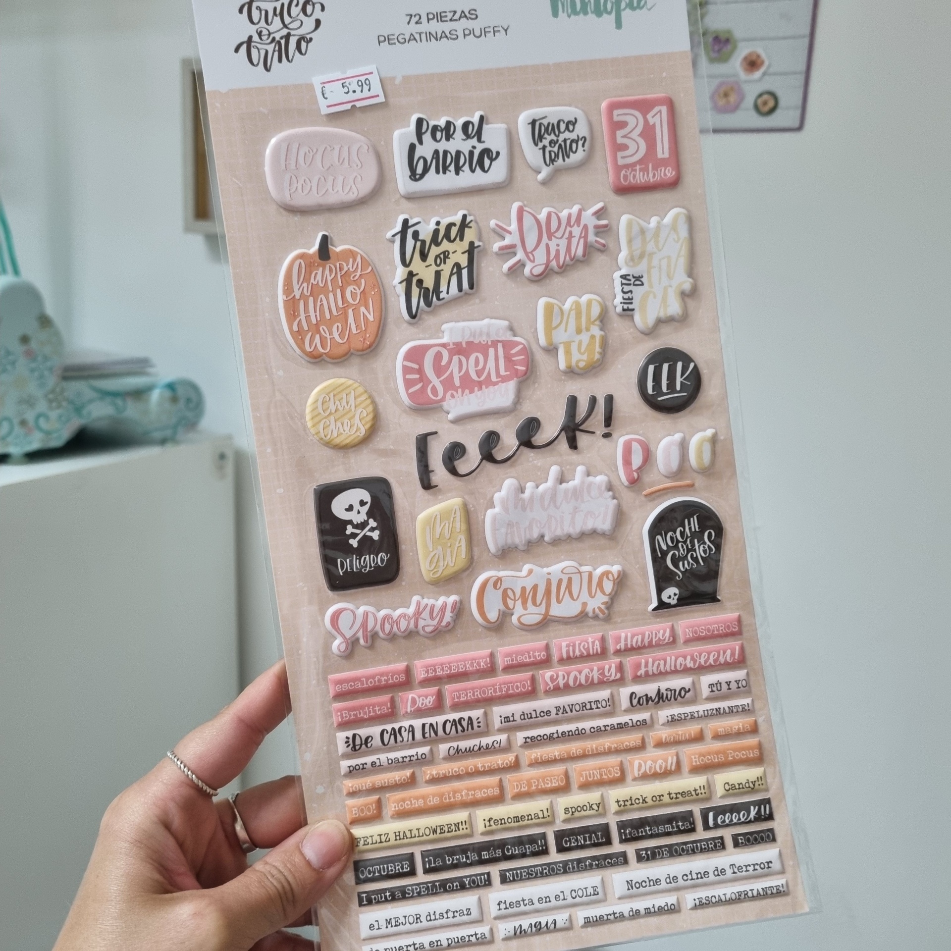 Folha de autocolantes puffies Halloween com várias frases decorativas e preço €5.99