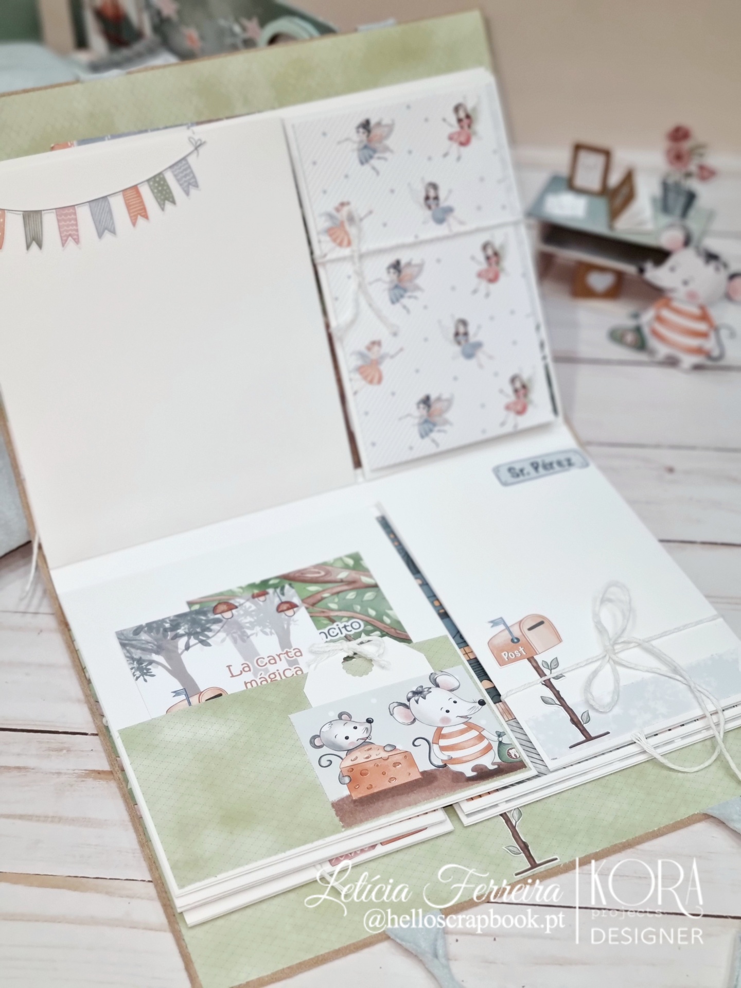 Cartões de papel ilustrados com ratinhos e bandeirolas em pasta de scrapbook