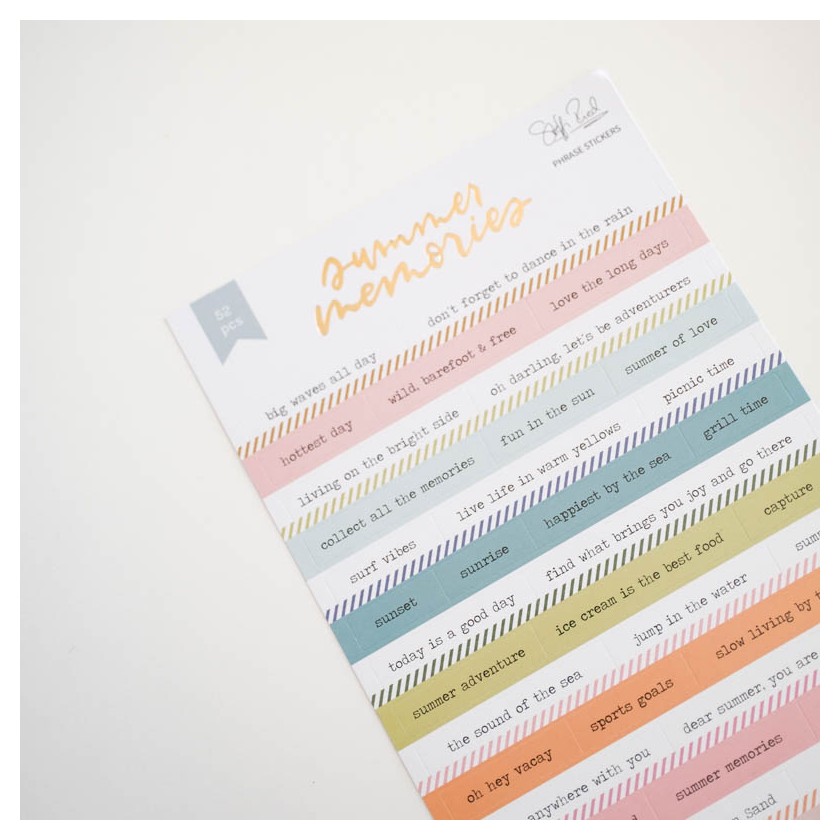 Cartaz colorido com faixas horizontais e textos em inglês sobre memórias de verão