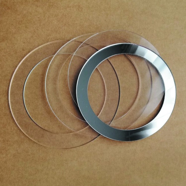 Tampas redondas de vidro com borda metálica prateada e tampas de vidro transparente em superfície castanha