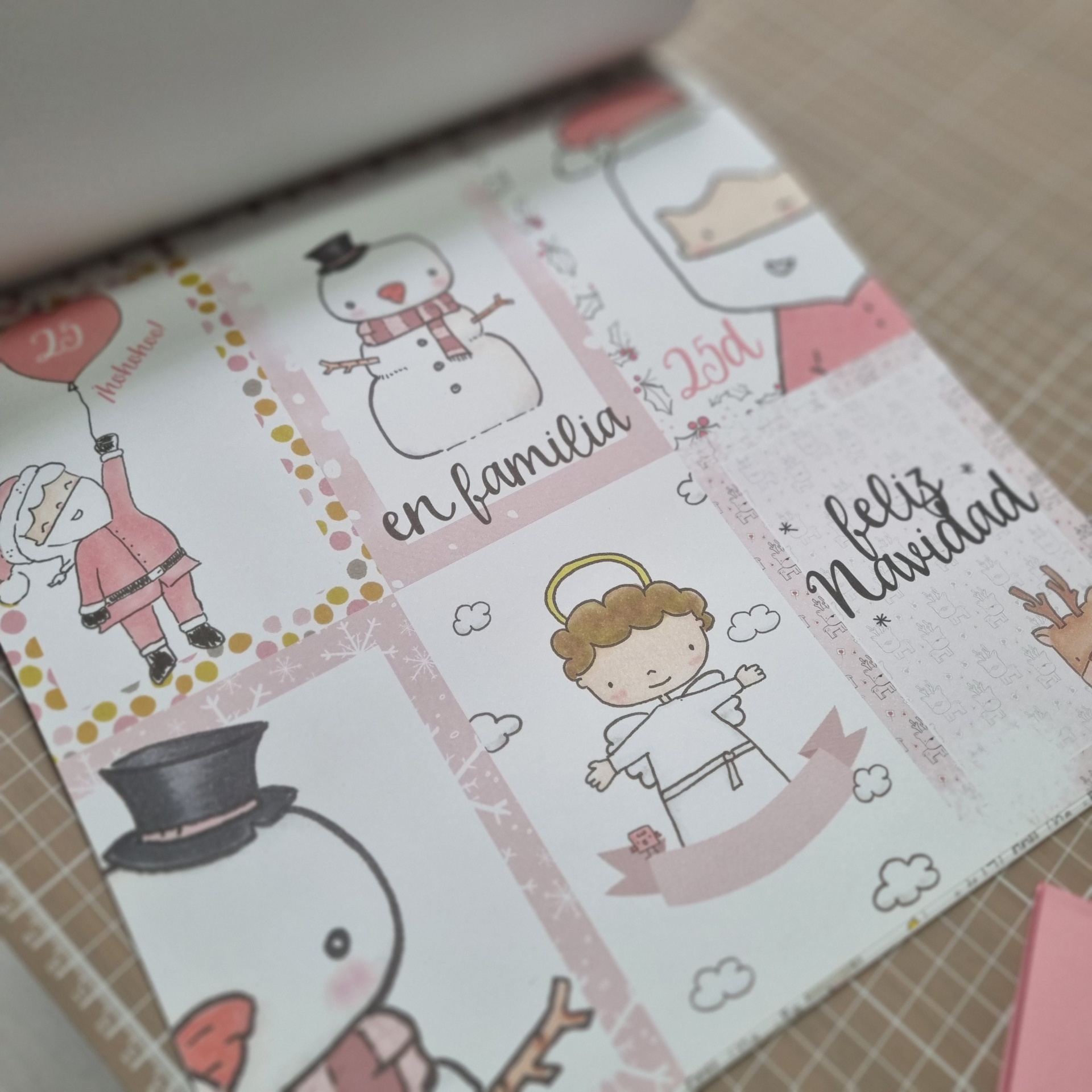 Papel decorativo com desenhos infantis natalícios e textos