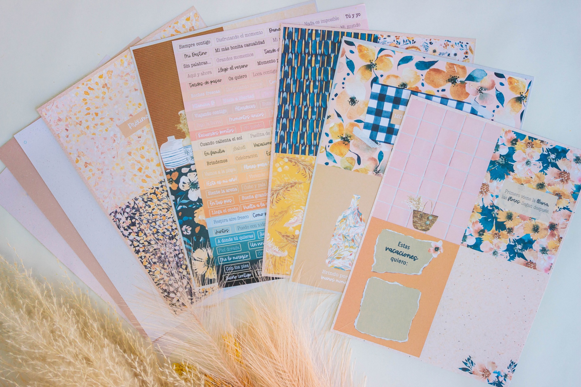 Vários cadernos e blocos de notas com capas decorativas coloridas