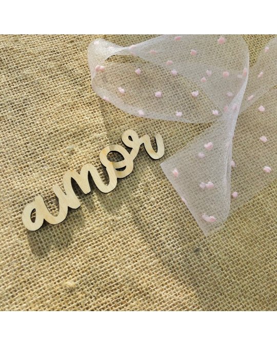 Palavra 'amor' em madeira sobre tecido de juta com fita transparente e pontos cor-de-rosa