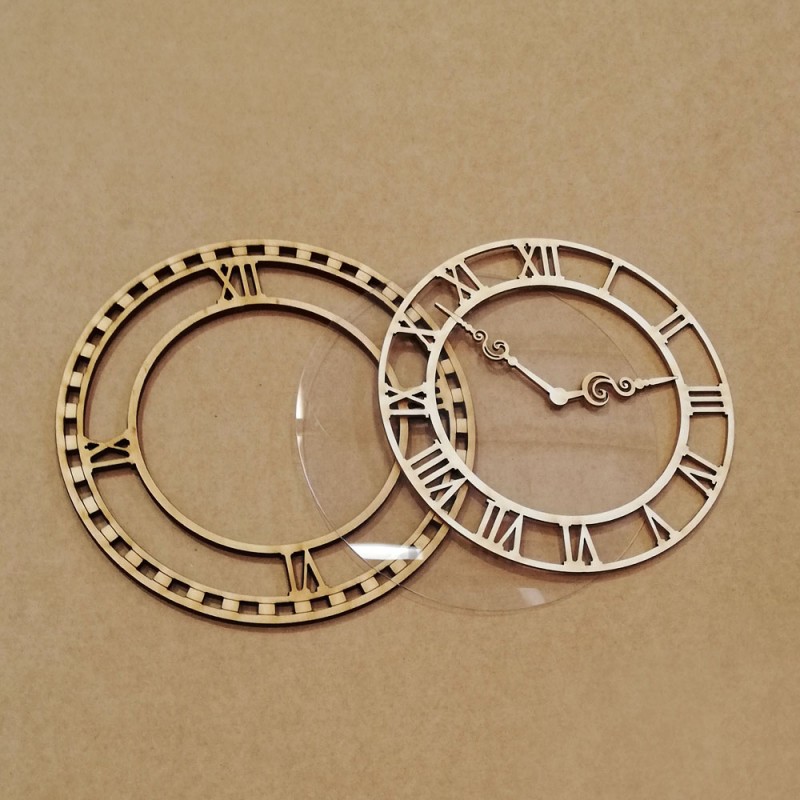 Relógio de parede em madeira clara com números romanos e ponteiros decorativos