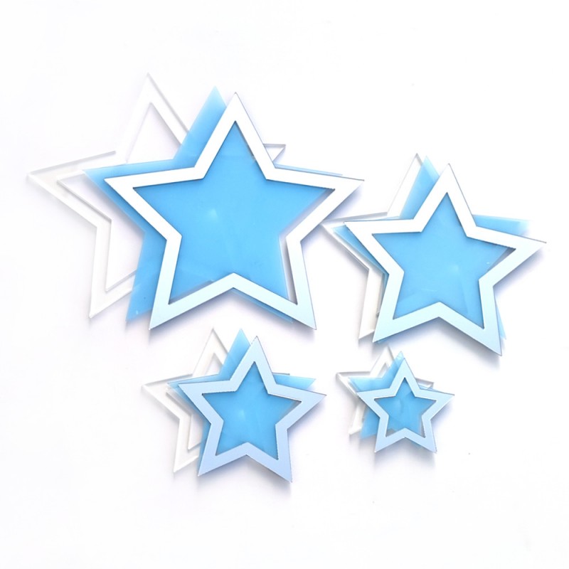 Molduras em forma de estrela azul e branco de vários tamanhos sobre fundo branco