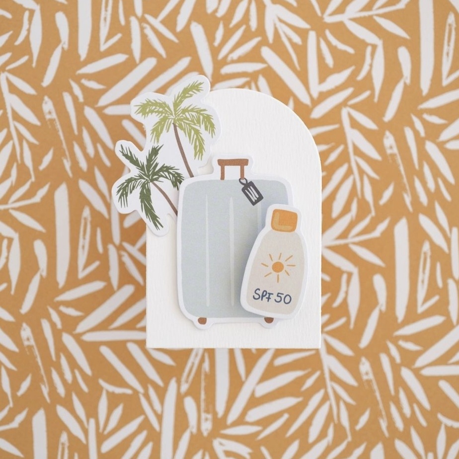 Cartão decorativo com mala, palmeiras e frasco de protetor solar SPF 50
