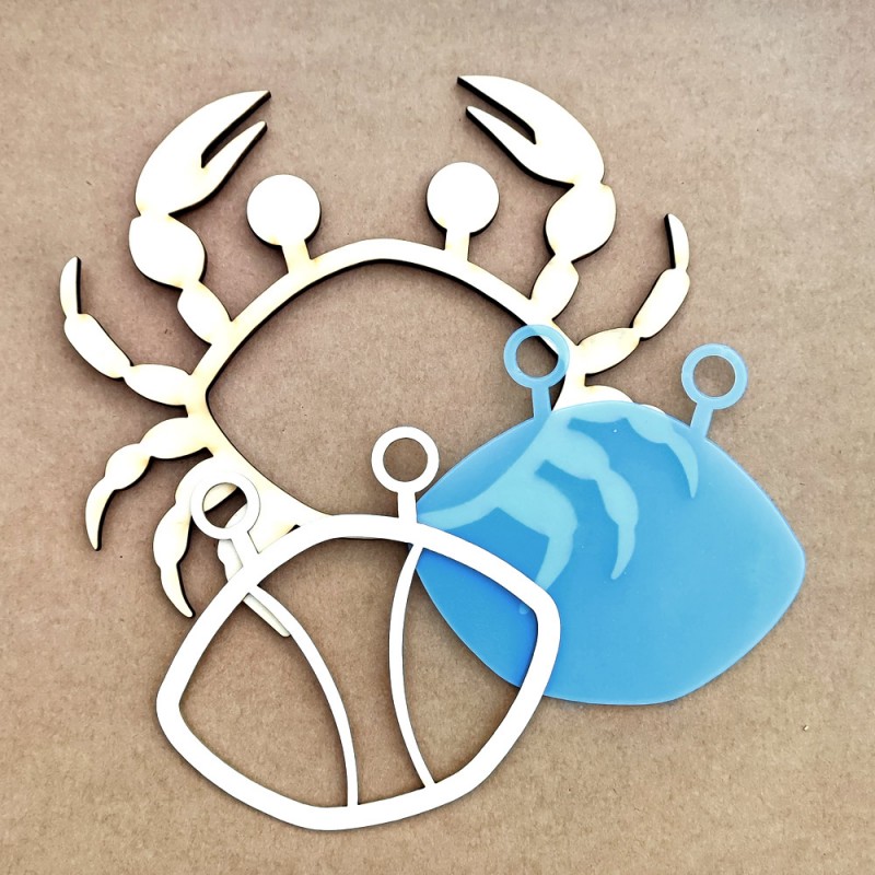 Formas metálicas de caranguejo em branco e azul num fundo bege