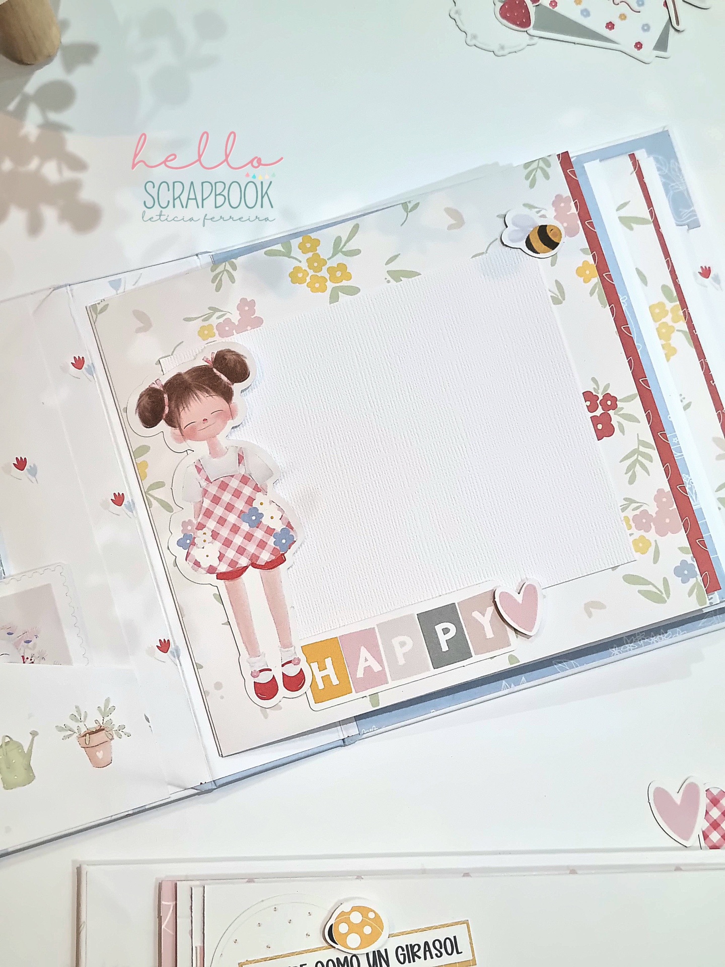 Página de scrapbook decorada com ilustração de menina, flores, abelha e letras HAPPY