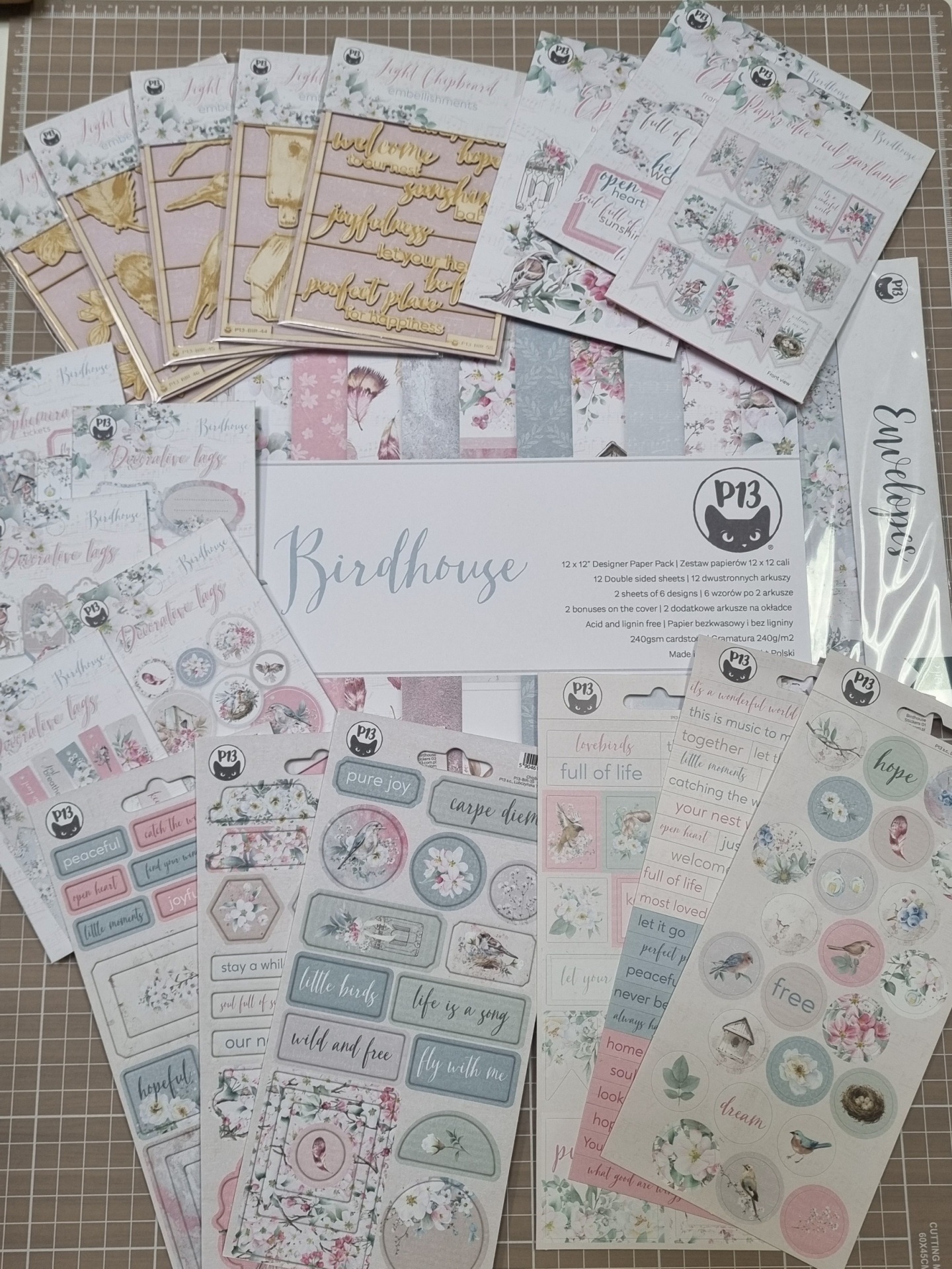 Kit scrapbooking Birdhouse com papel decorativo, etiquetas, autocolantes e elementos em relevo dourados