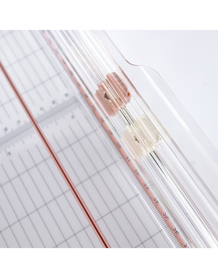 Réguas transparentes com marcações e esferas coloridas sobre superfície branca com linhas.