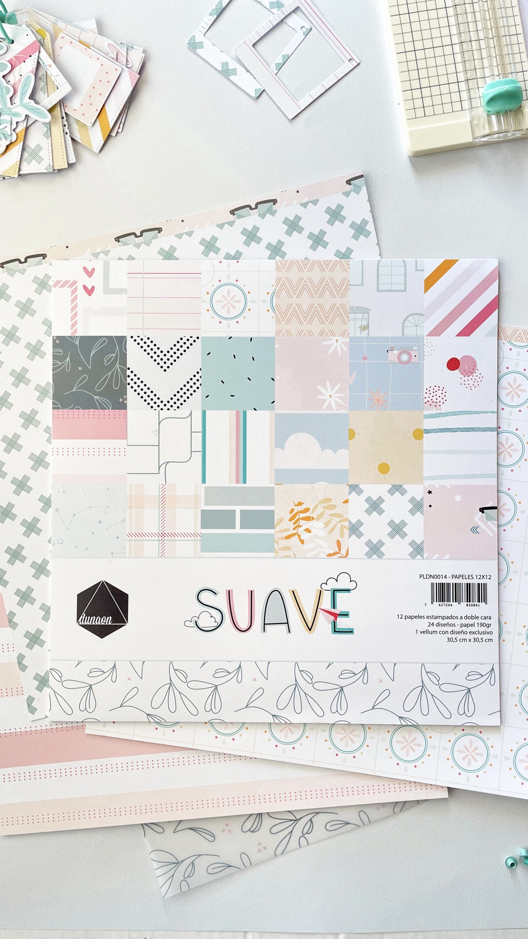 Folha de papel estampado para scrapbooking com padrões suaves e diversos desenhos em tons pastel