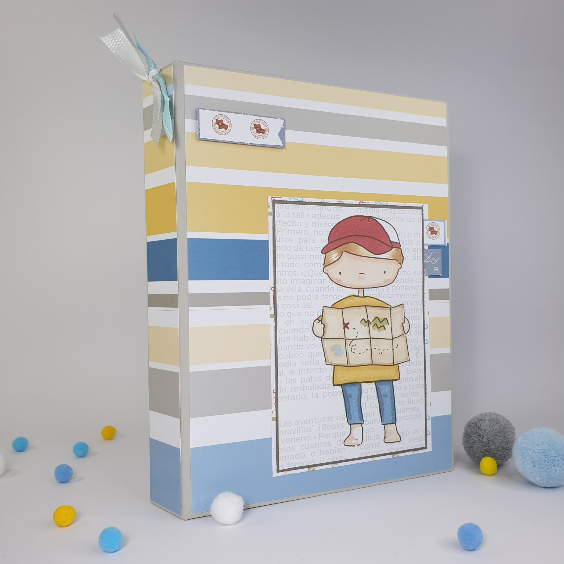 Caixa decorativa com padrão de riscas e ilustracao de criança com mapa