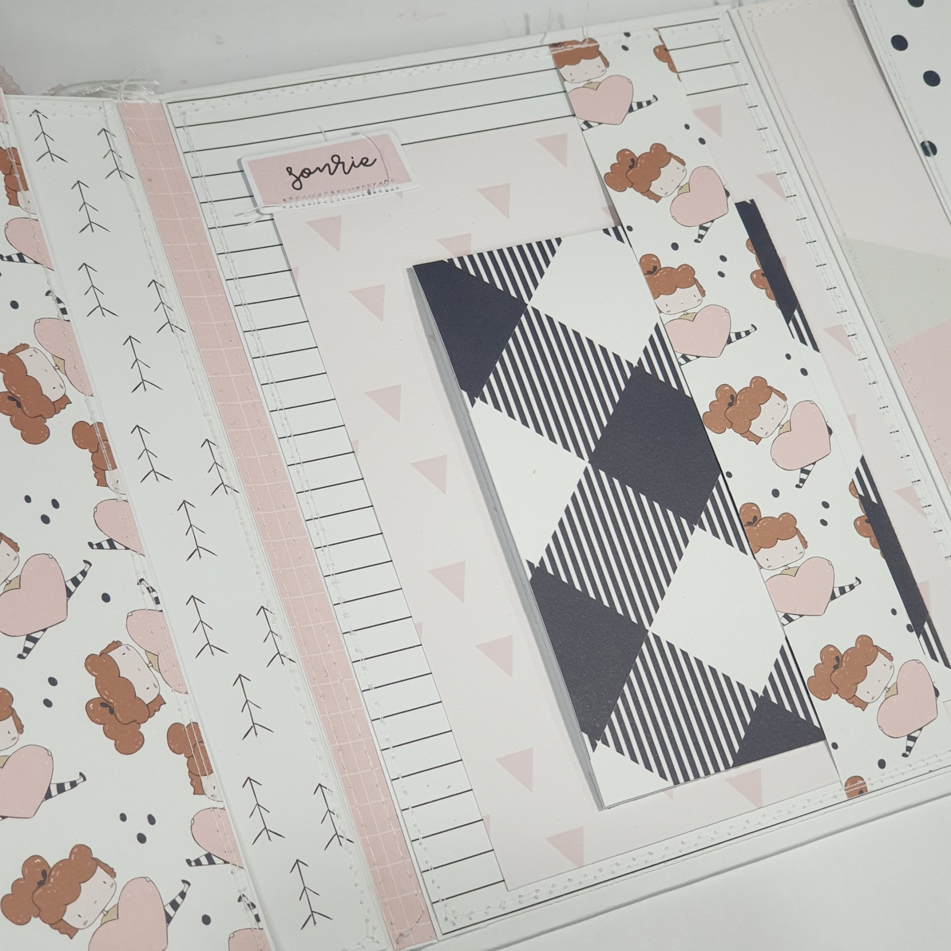 Papel decorativo com vários padrões, incluindo ursinhos, corações e xadrez, para trabalhos manuais