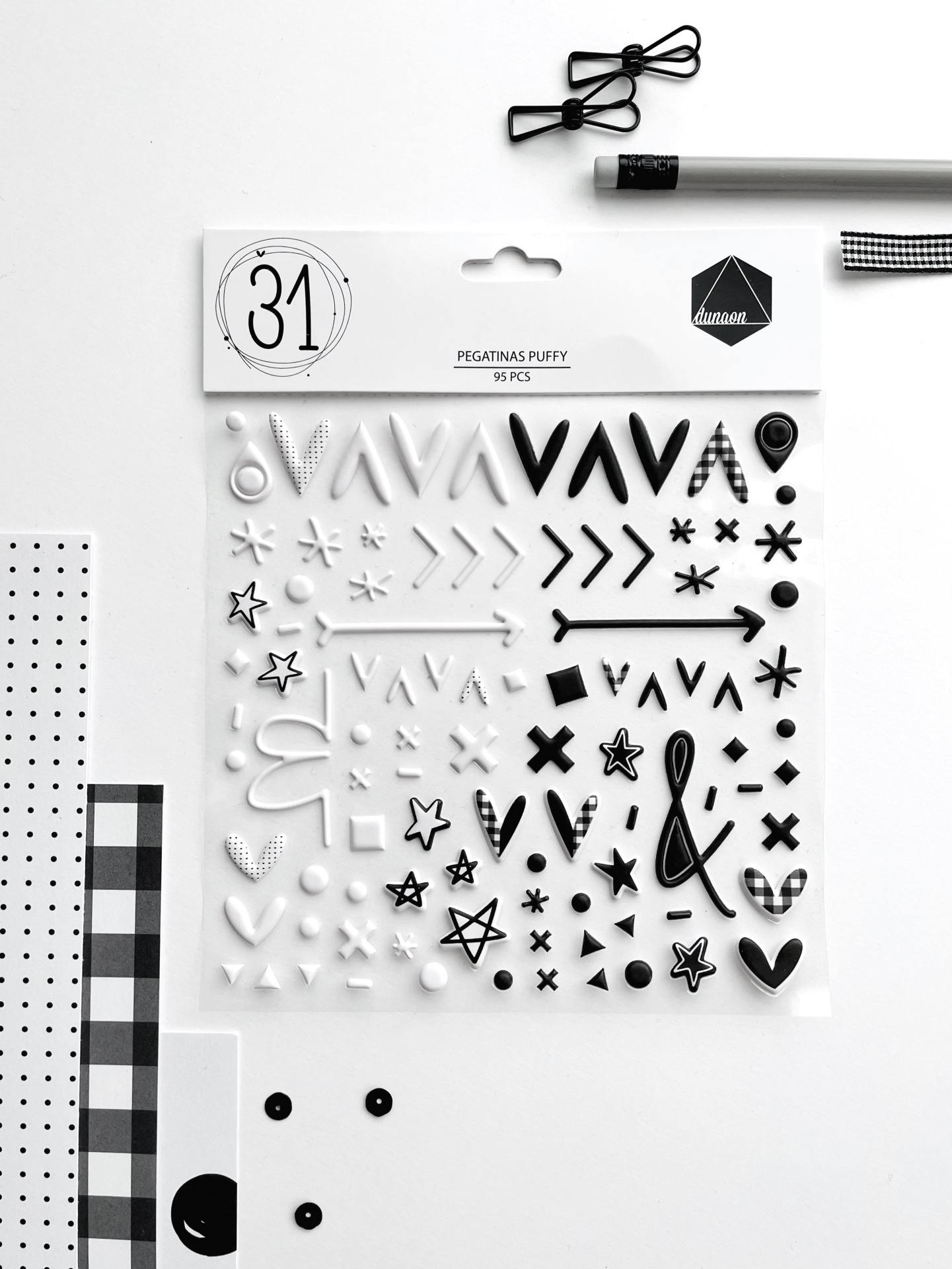 Pacote de autocolantes em preto e branco com várias formas e texto na embalagem.