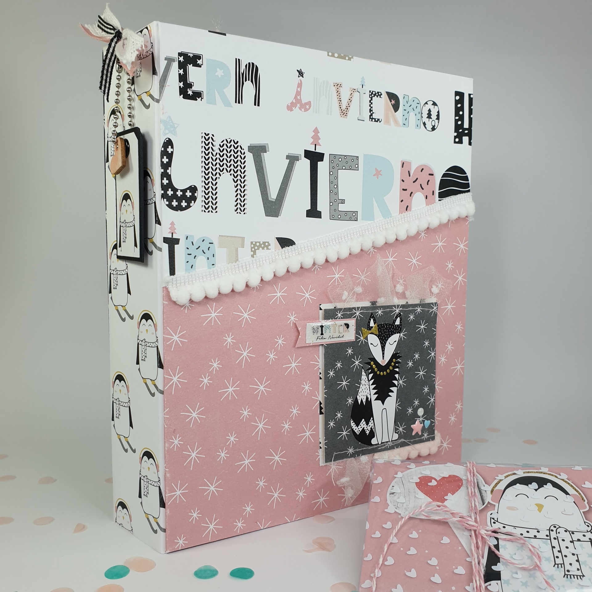 Caixa decorativa para arquivo com tema de inverno, cor rosa com flocos de neve e adesivo de raposa.