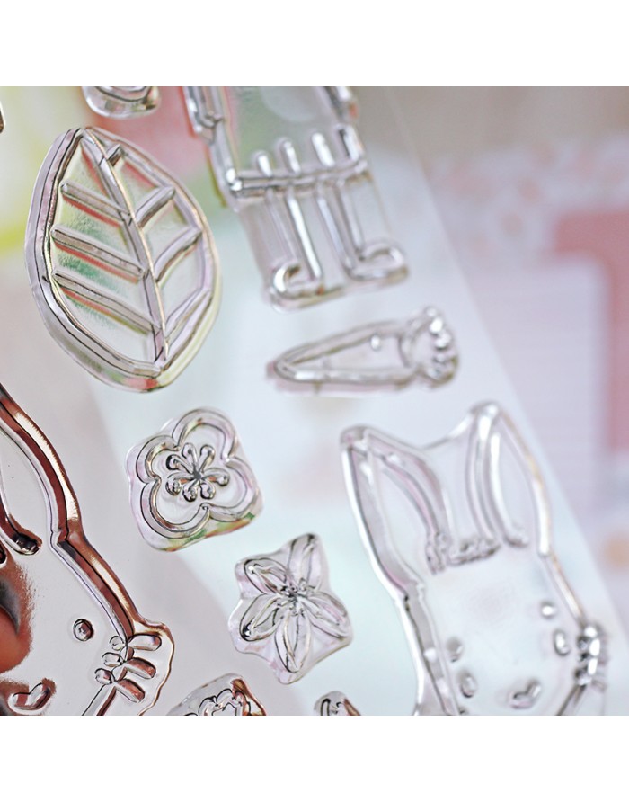 Carimbos transparentes com desenhos diversos incluíndo folha, coelho, flor e robô