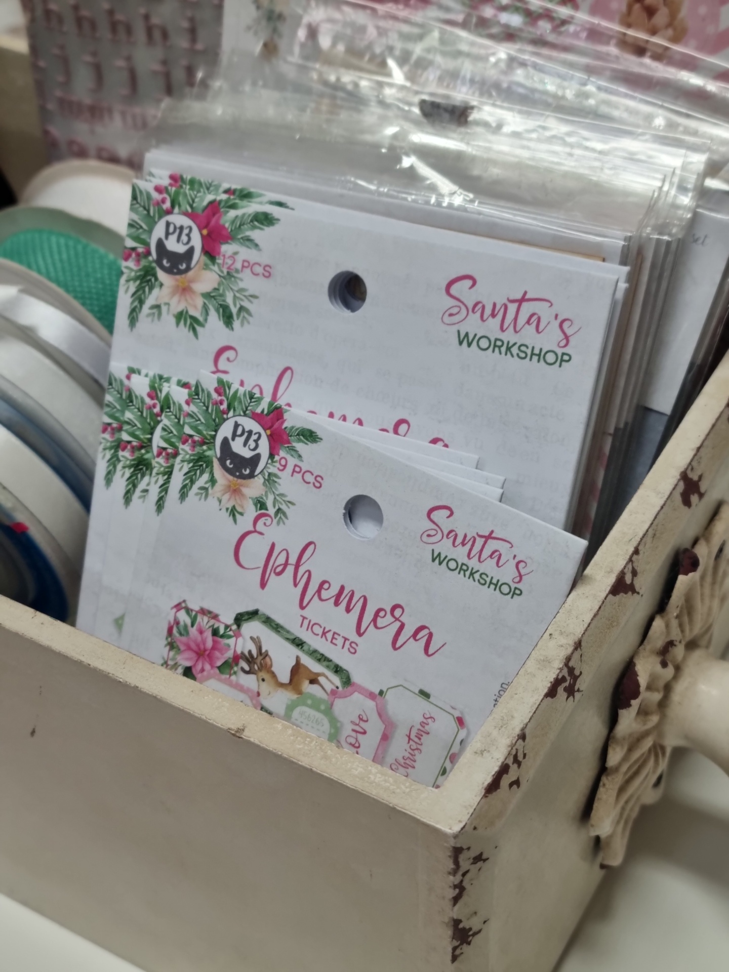 Pacotes de papéis decorativos de Natal em caixa de madeira envelhecida