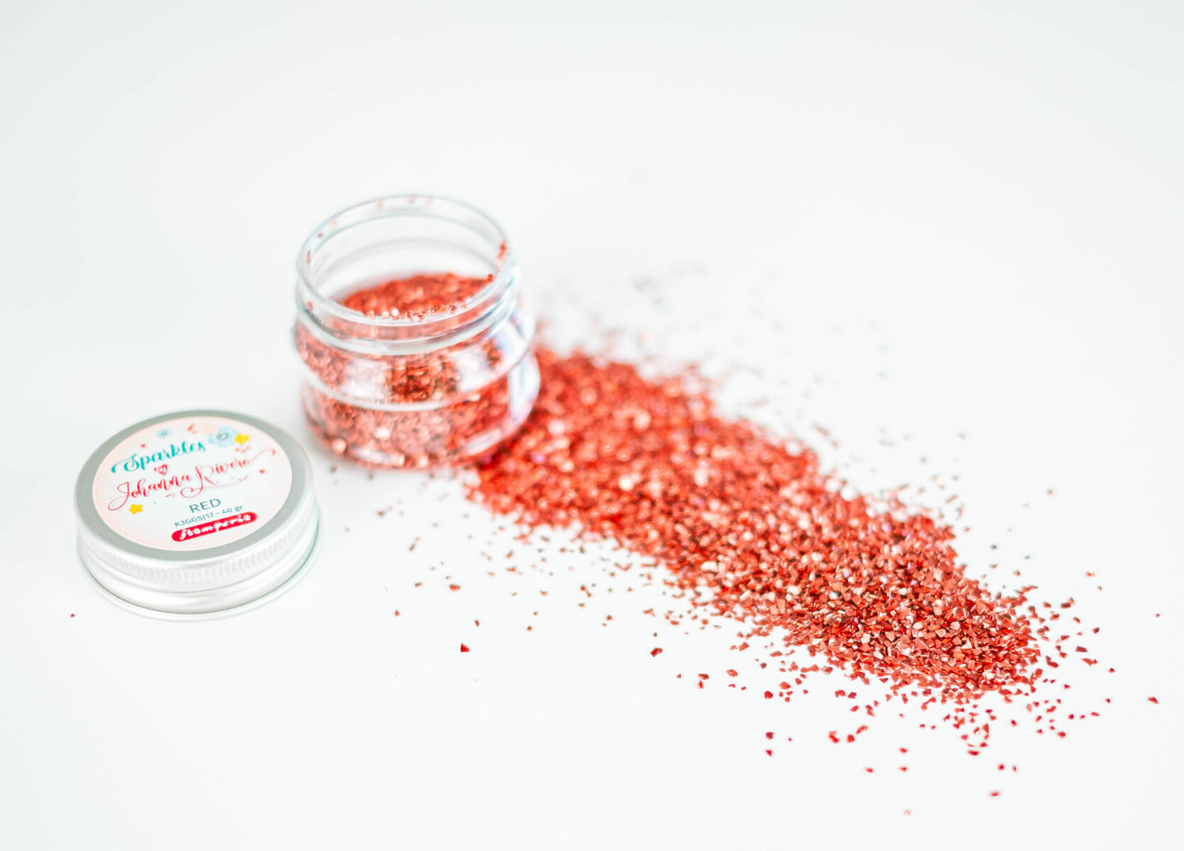 Frasco de glitter vermelho com tampa metálica e rótulo colorido