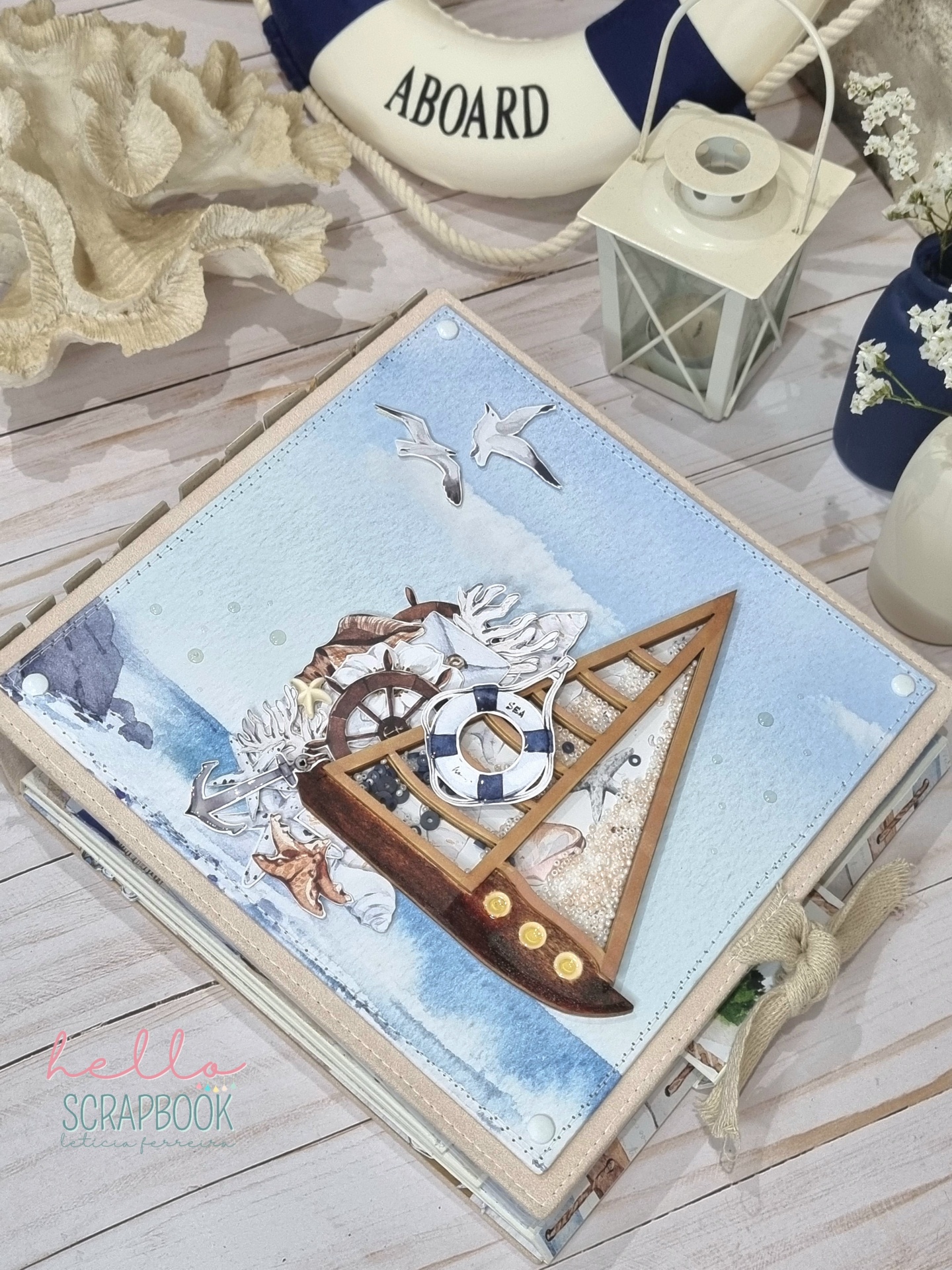 Scrapbook temático de barco e mar com decoração náutica