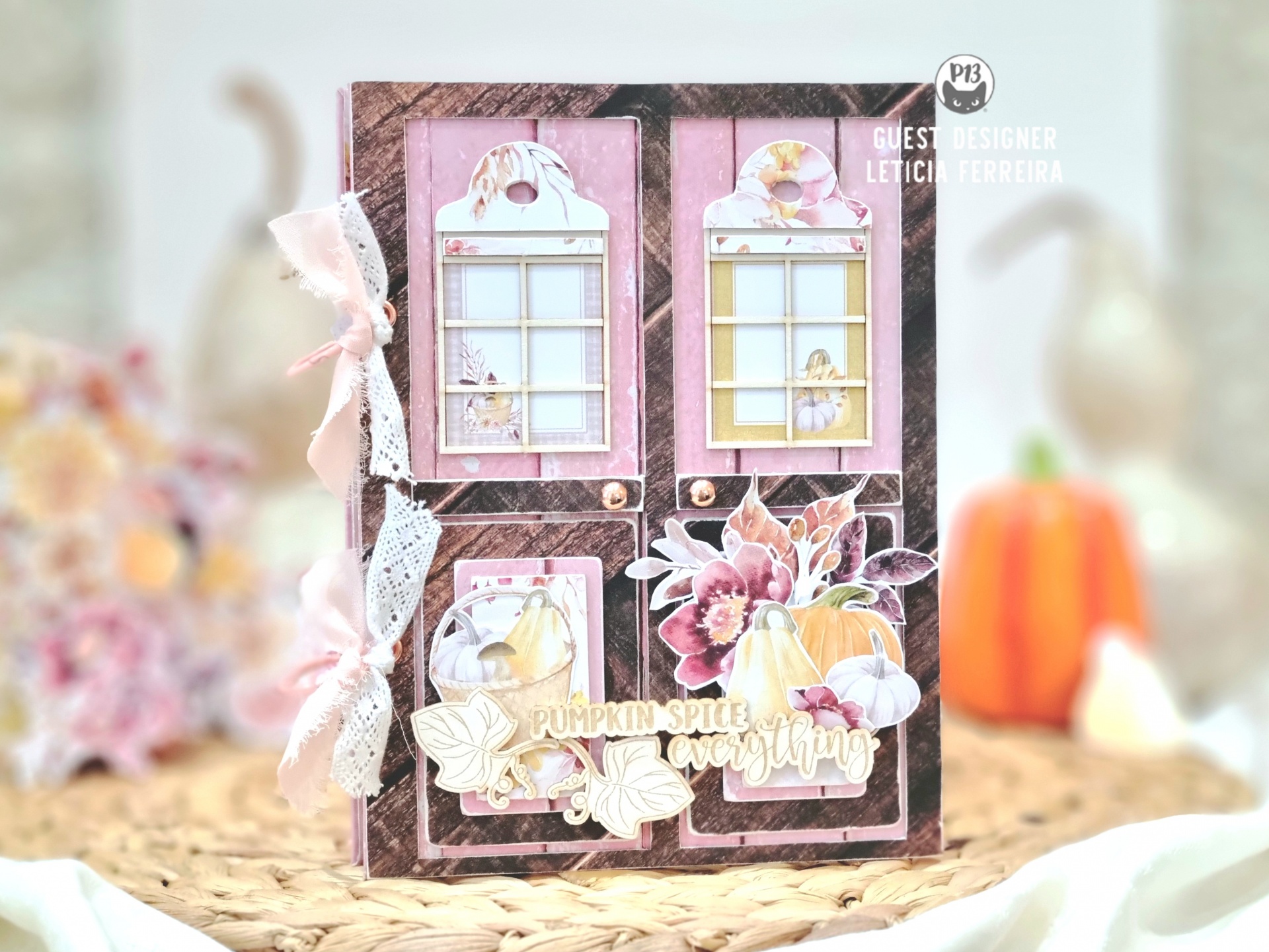 Caderno decorativo com capa preta e detalhes em tons pastel com tema de abóbora e flores