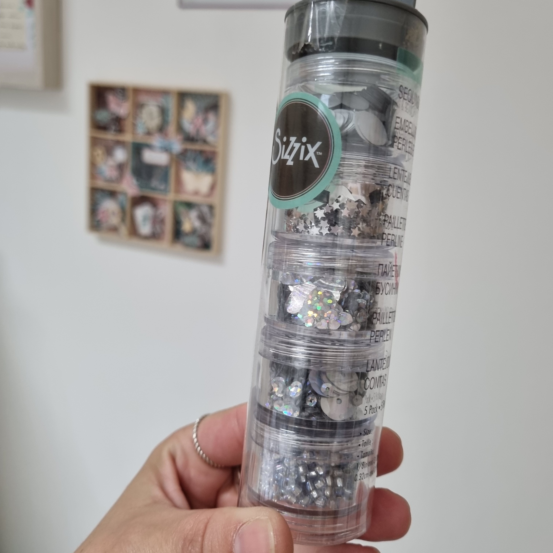 Frasco transparente com lantejoulas prateadas e etiqueta Sizzix