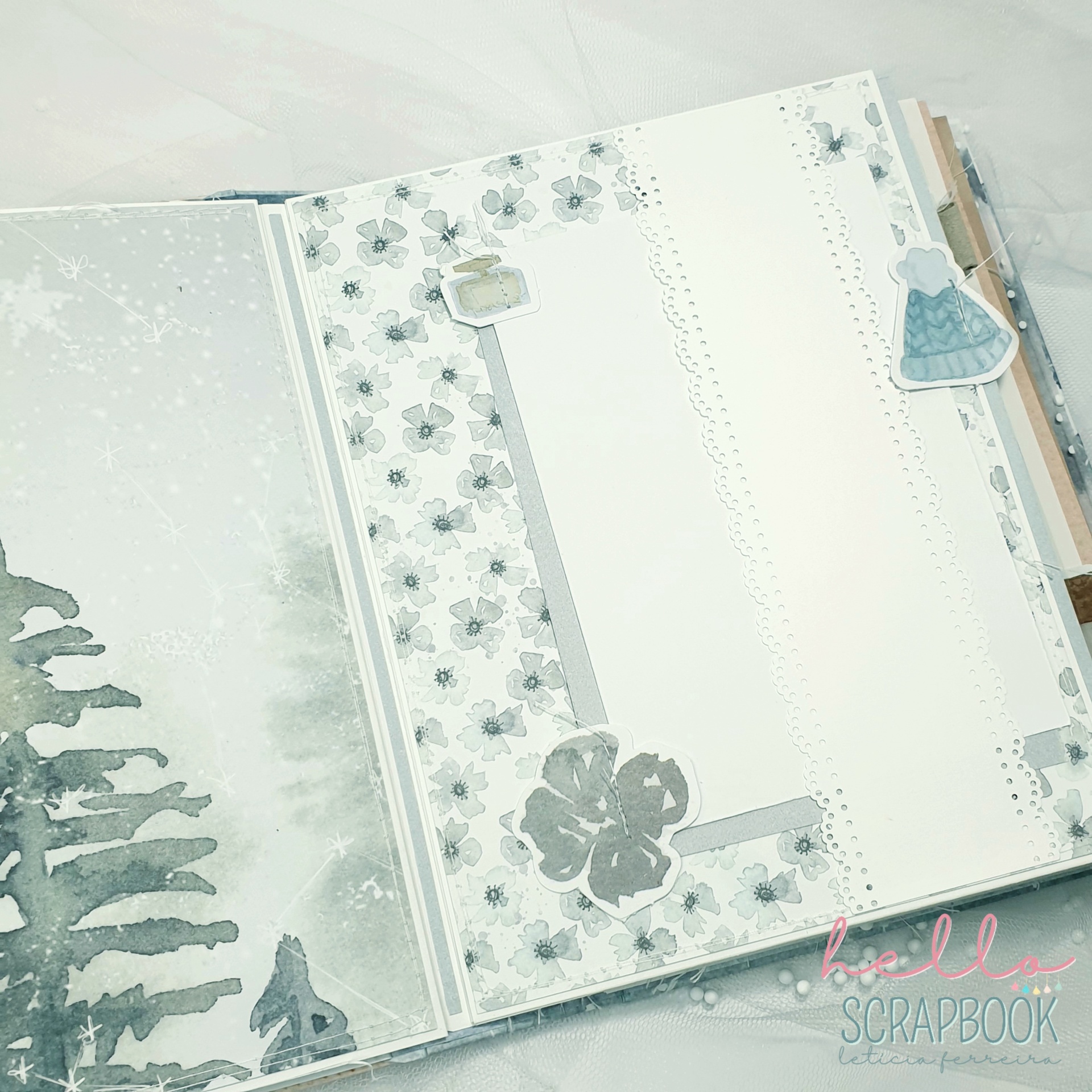 Página dupla de scrapbook decorada em tons de cinza, branco e azul com escrita 'hello SCRAPBOOK'